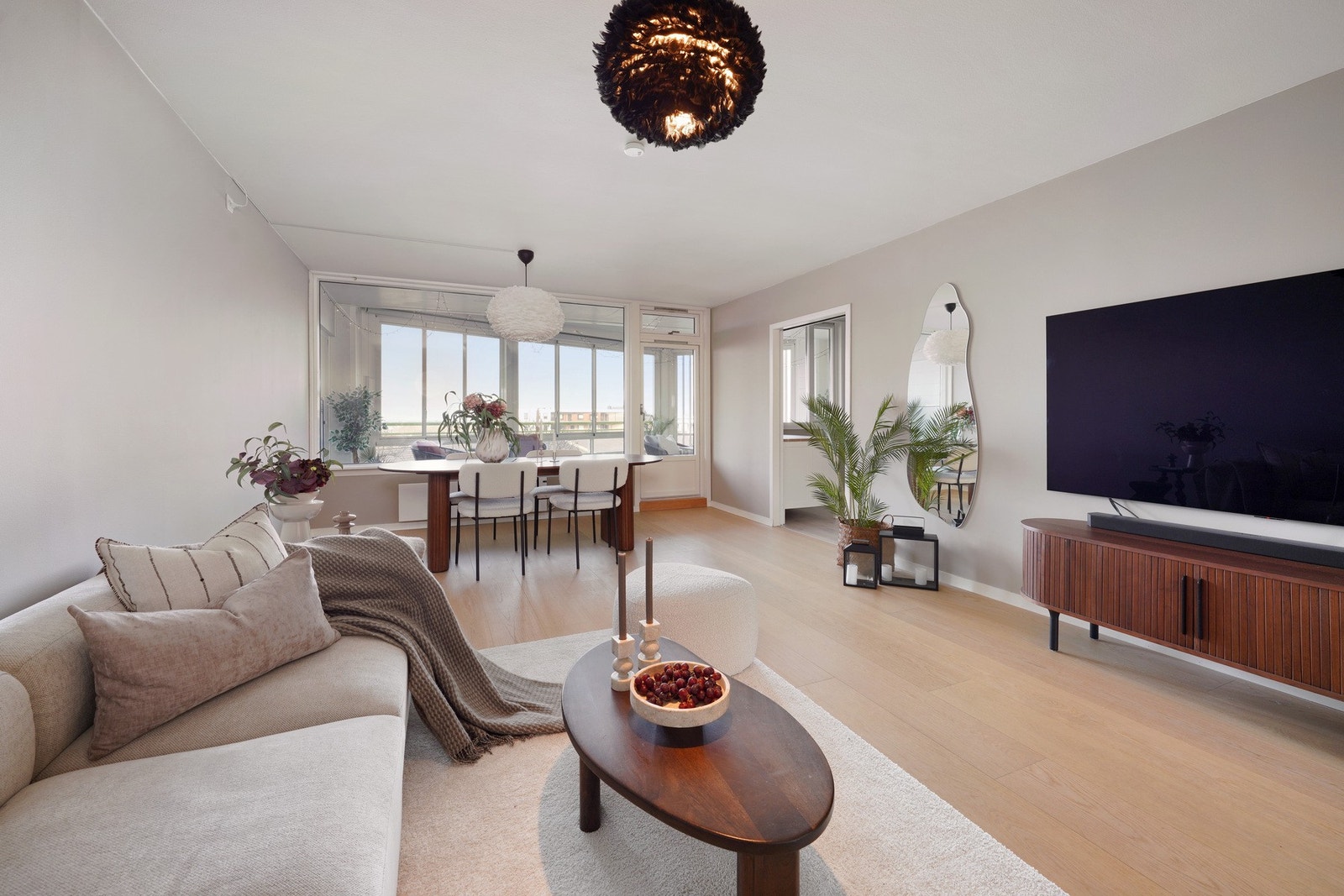 Fra stuen er det utgang til herlig innglasset balkong. Galleribilde