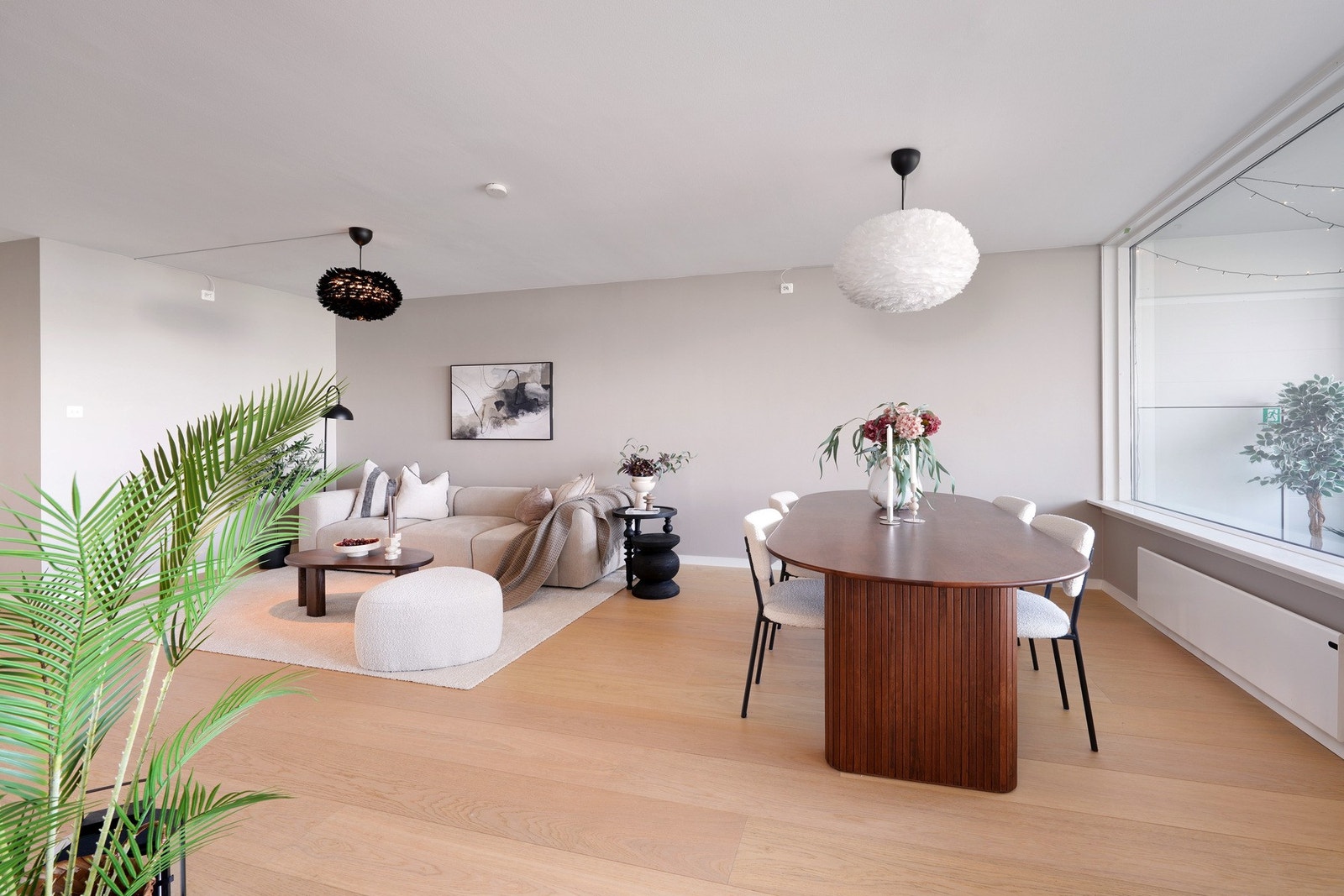 Fint gulv mens vegger er malt i lyse delikate farger. Galleribilde