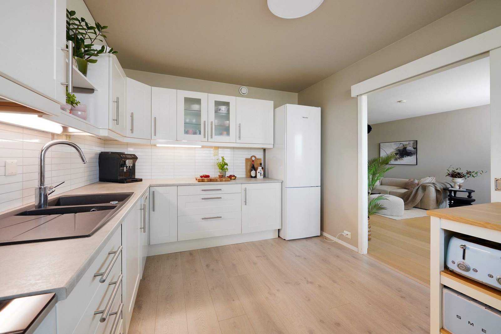 Kjøkkenet byr på rikelig med skap- og benkeplass til hobbykokkenes glede. Galleribilde