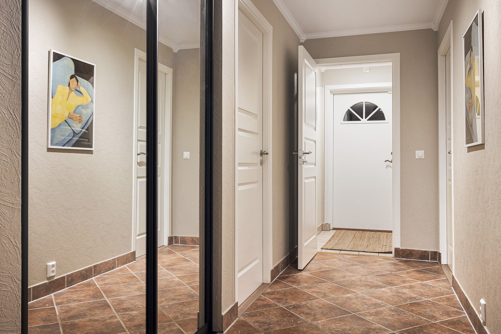 Entrè ønsker velkommen inn. God plass til å henge fra seg yttertøy og sette fra seg sko i skyvedørsgarderobe med speilfronter i gangen. Galleribilde