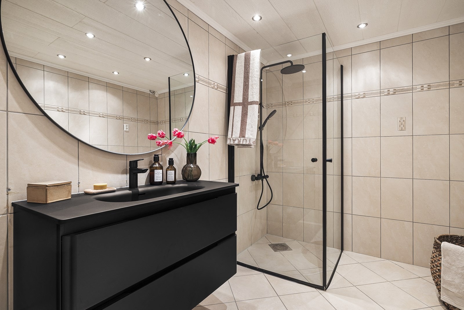 Bad på 5,8m² med keramiske fliser på gulv med underliggende varmekabler og keramiske fliser på vegger. Galleribilde