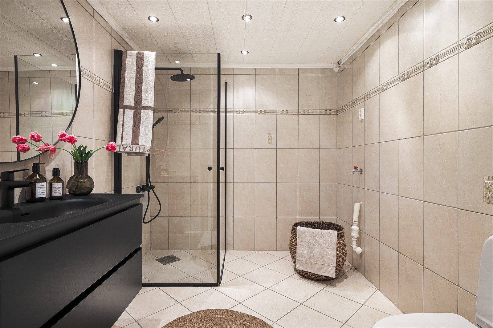 Takplater i himling med innfelte spotlights. Badet inneholder: Servant med møblement/speil, belysning, toalett, dusjgarnityr og innfellbart dusjhjørne. Galleribilde