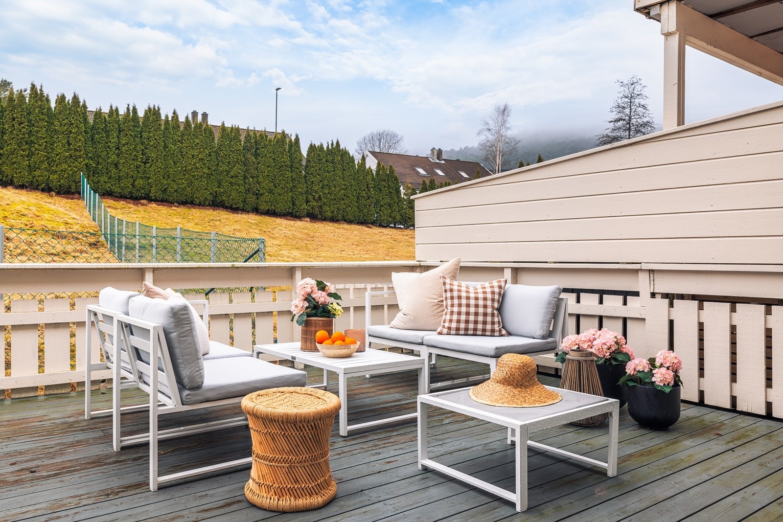 Det er kort avstand til dagligvarebutikk, bussforbindelse, skoler og barnehager. Galleribilde