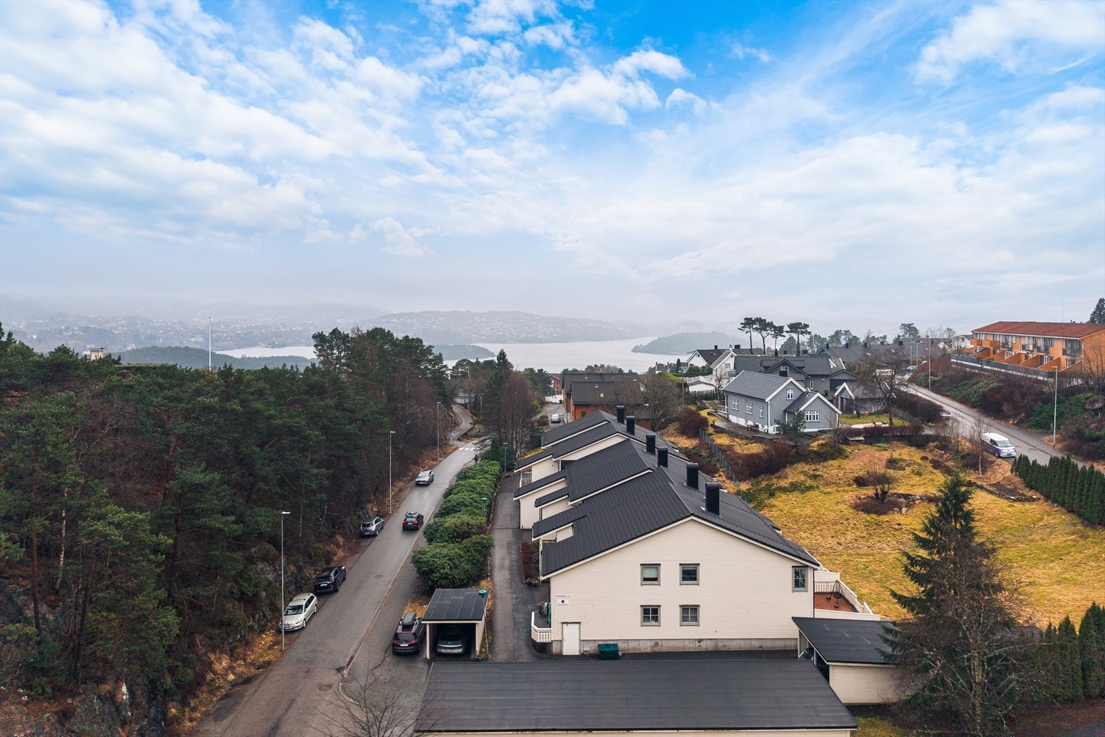 Fast parkering i carport med el-bil lader. Galleribilde