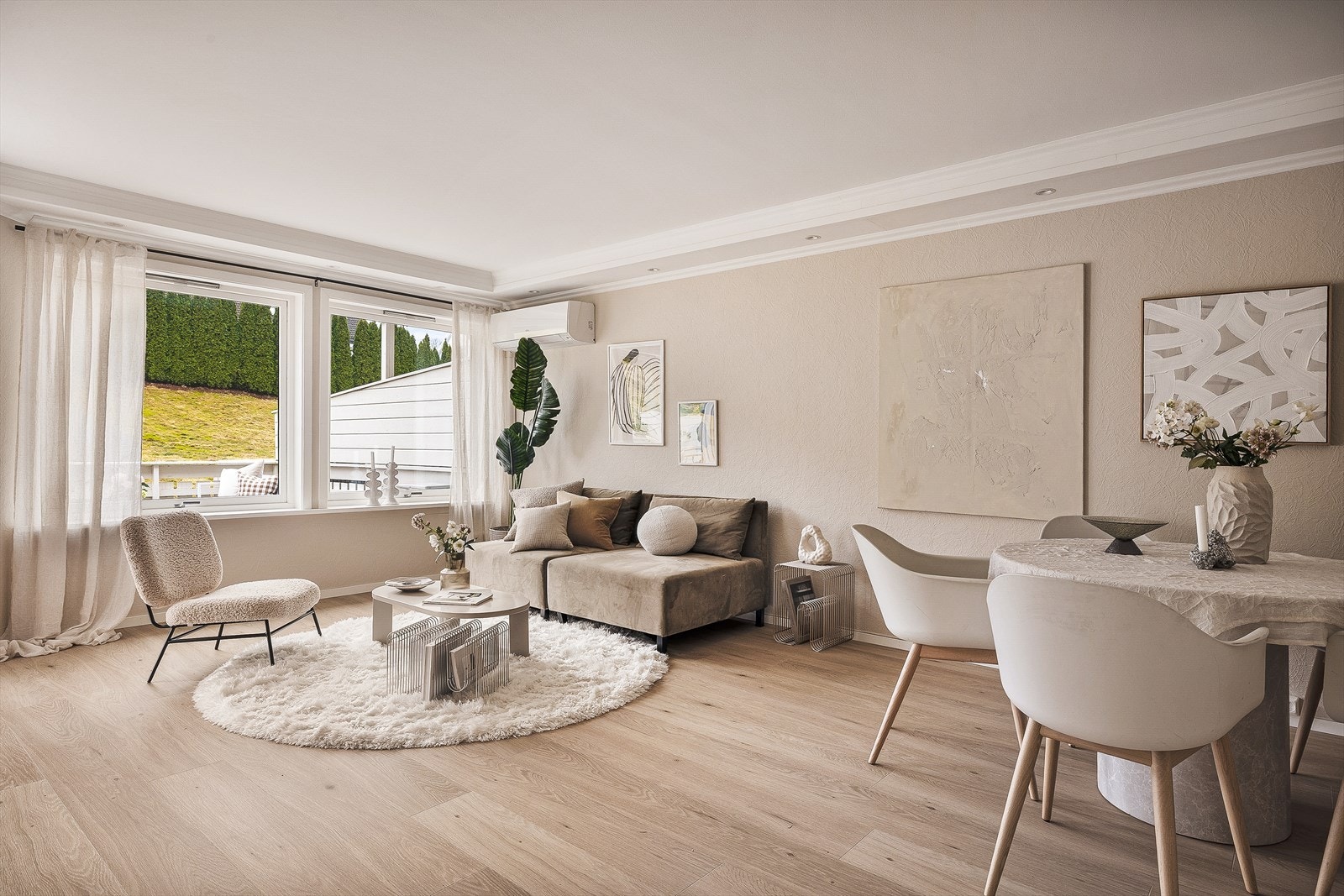 Plass til sofagruppe og spisebord. Galleribilde