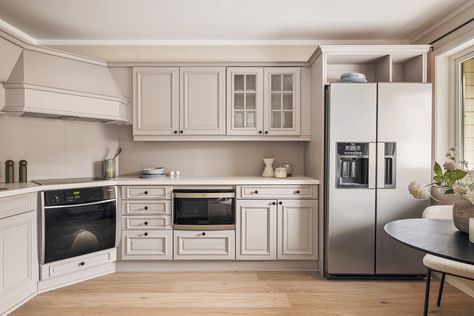 Kjøkken på 11,1m² med laminat på gulv, malt strie på vegger og malt platekledning i himling. Galleribilde