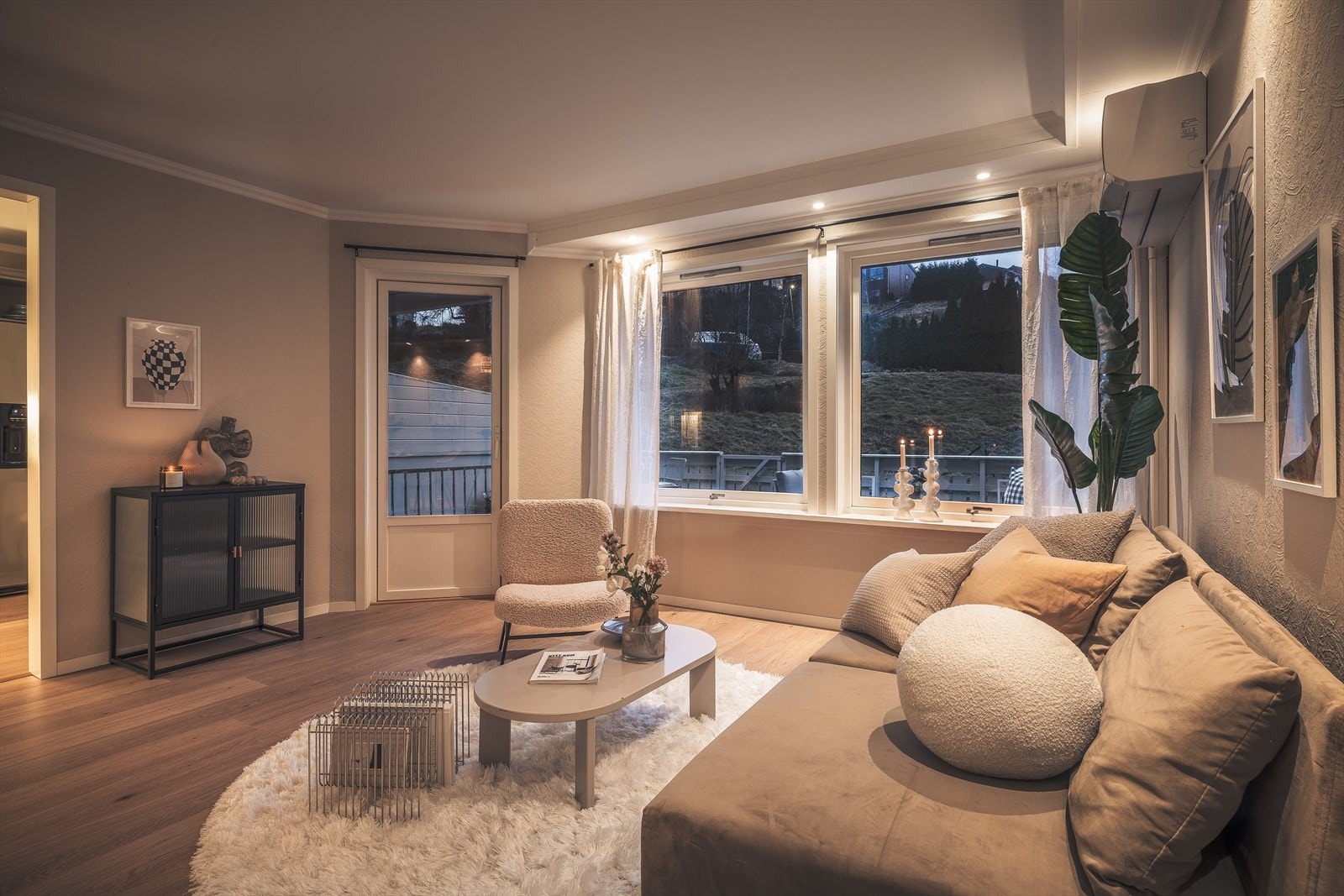 Store vindusflater sikrer et godt og naturlig lysinnfall til rommet. Galleribilde