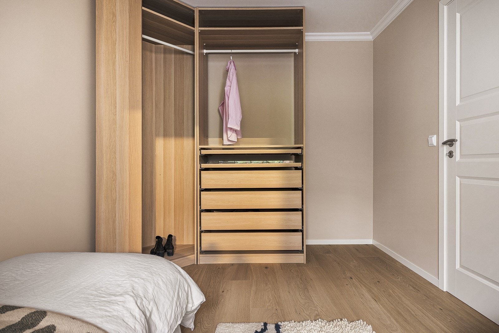 Plass til seng, garderobeskap og/eller annet soveromsmøblement. Galleribilde