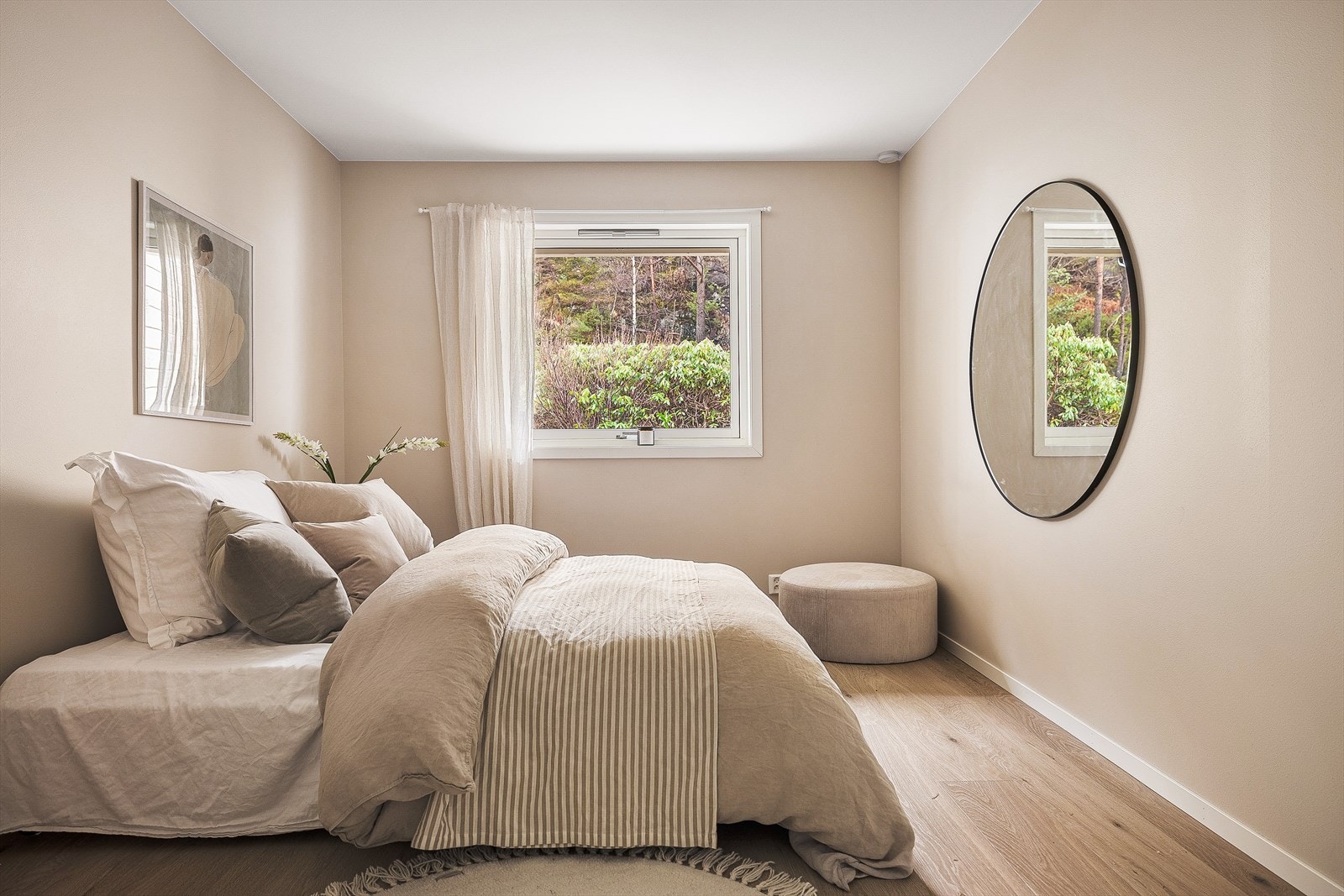 Begge soverom har laminat på gulv, malt platekledning på vegger og i himling. Galleribilde