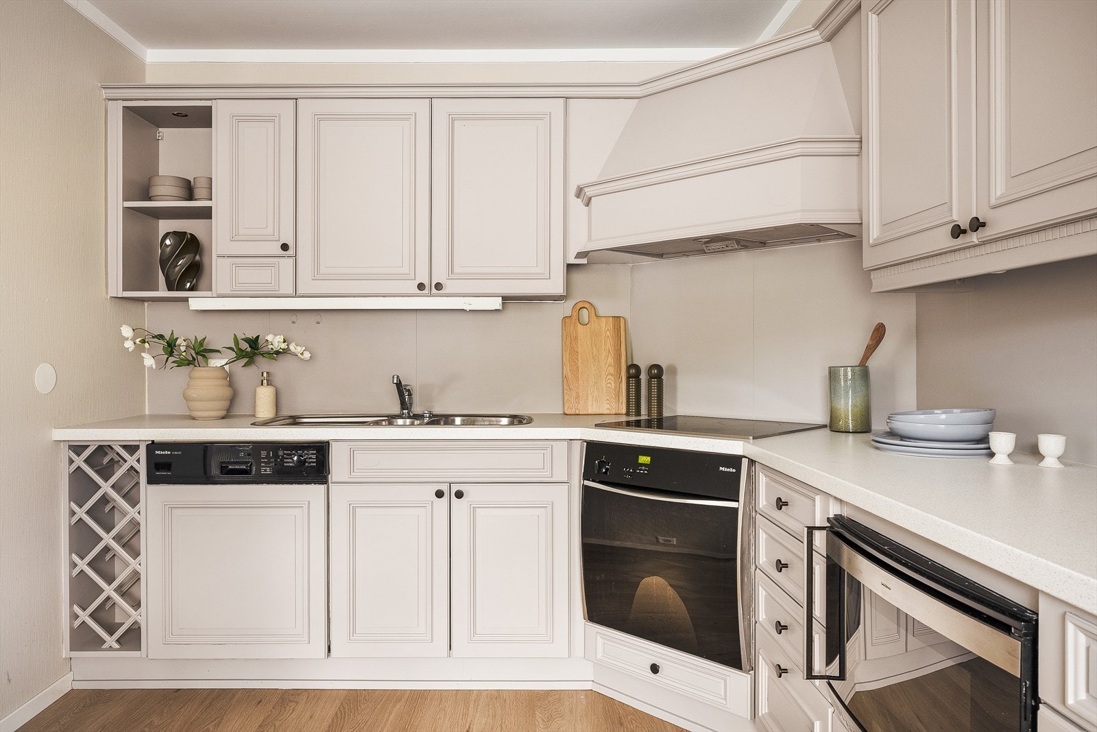 Kjøkkeninnredningen har profilerte fronter, denne ble malt i 2026. Galleribilde