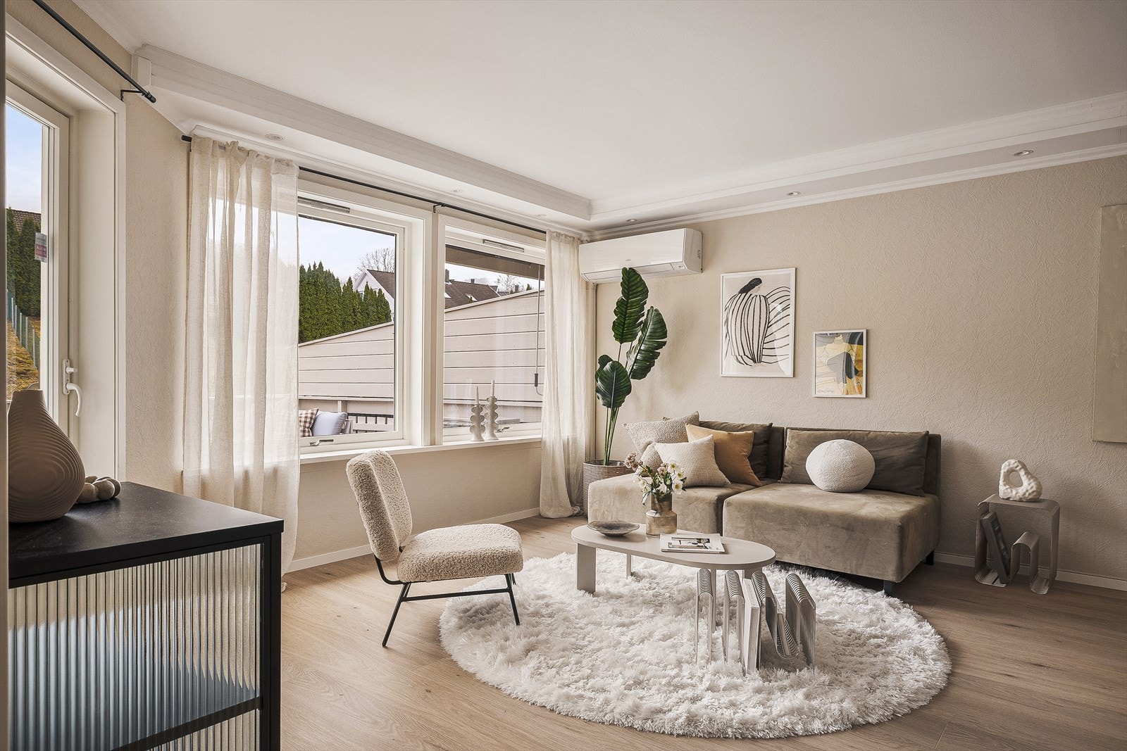 Stuen er malt i duse fargetoner, noe som kan passe inn til flere stiler. Galleribilde