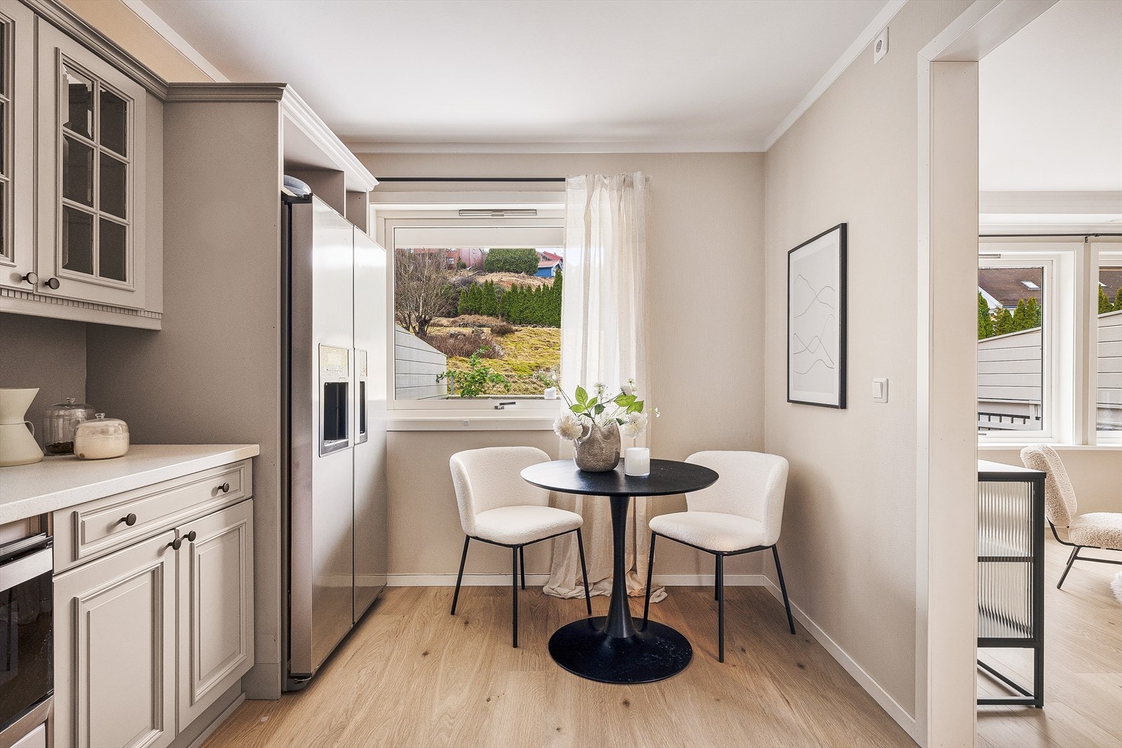 Egen spiseplass ved kjøkkenvindu. Stekeovn, platetopp, oppvaskmaskin og mikrobølgeovn er integrert. Galleribilde