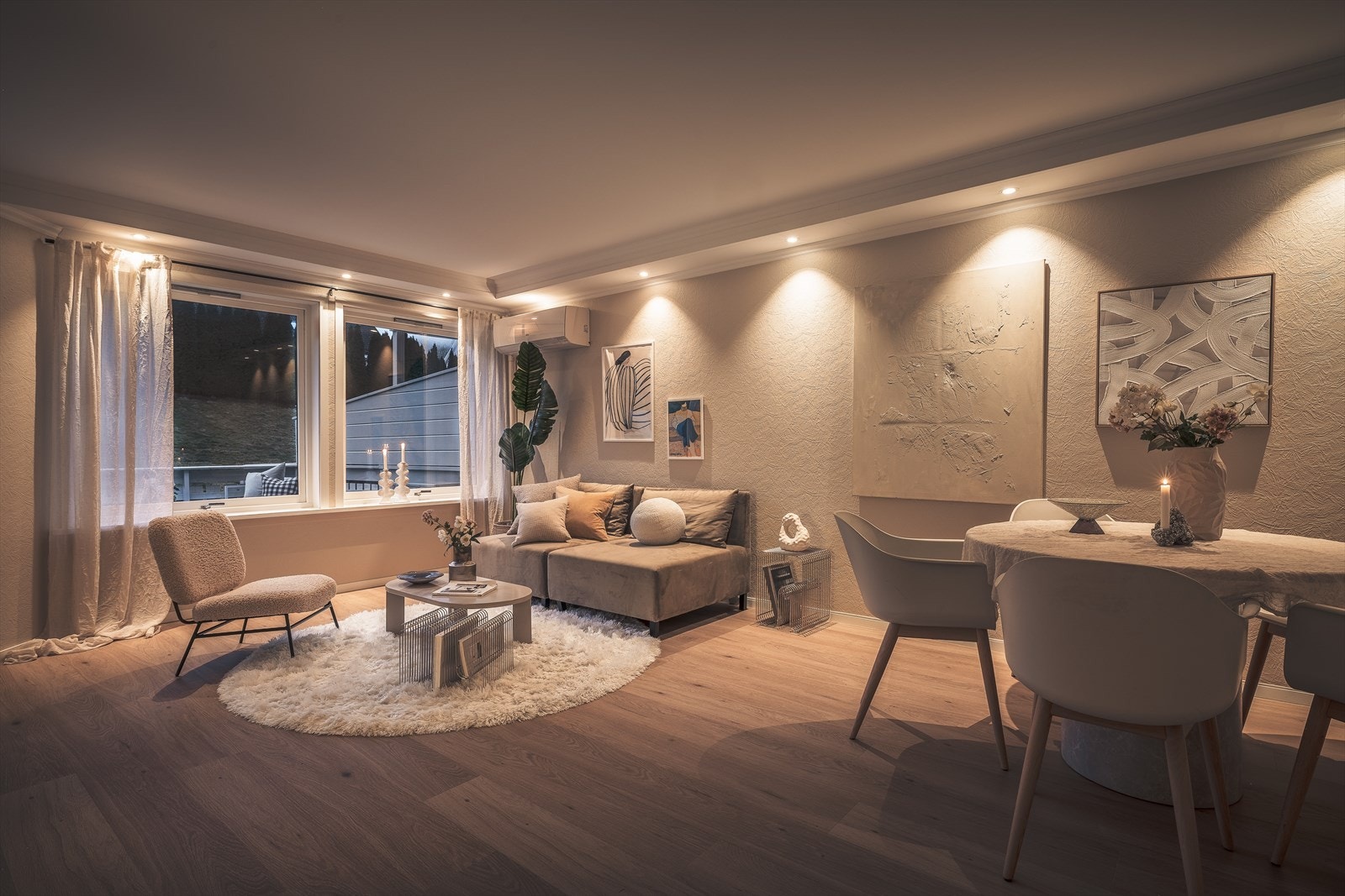 Koselig stue med laminat på gulv med underliggende varmekabler. Galleribilde