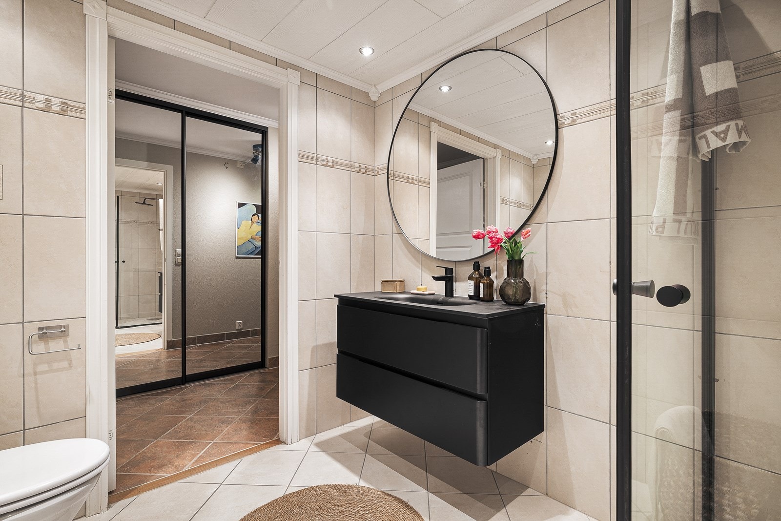 Innfellbart dusjhjørne og baderomsmøbel er montert i 2026. Galleribilde