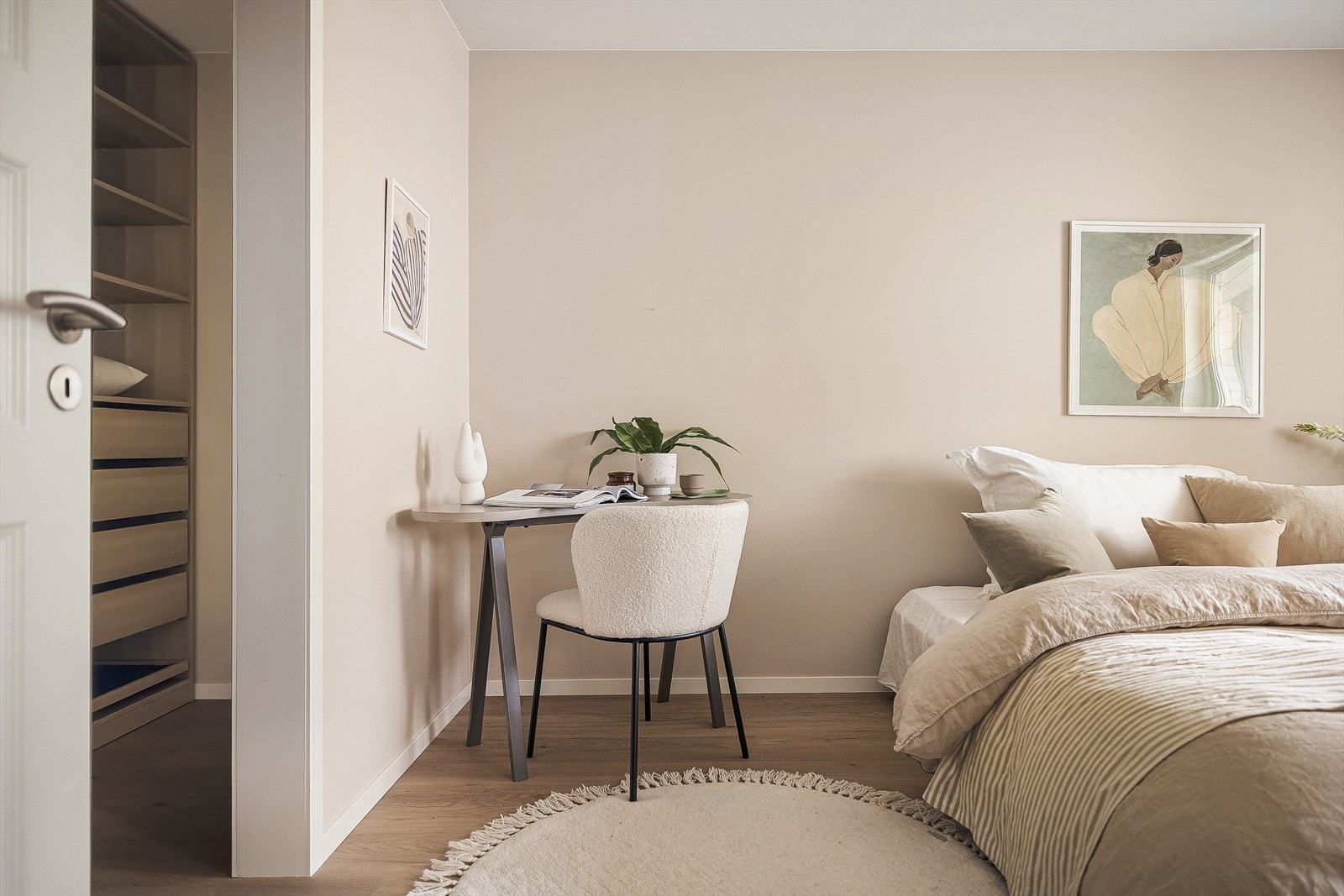 Fra det største soverommet er det inngang til et garderoberom/ walk in garderobe med god plass til tøy. Galleribilde