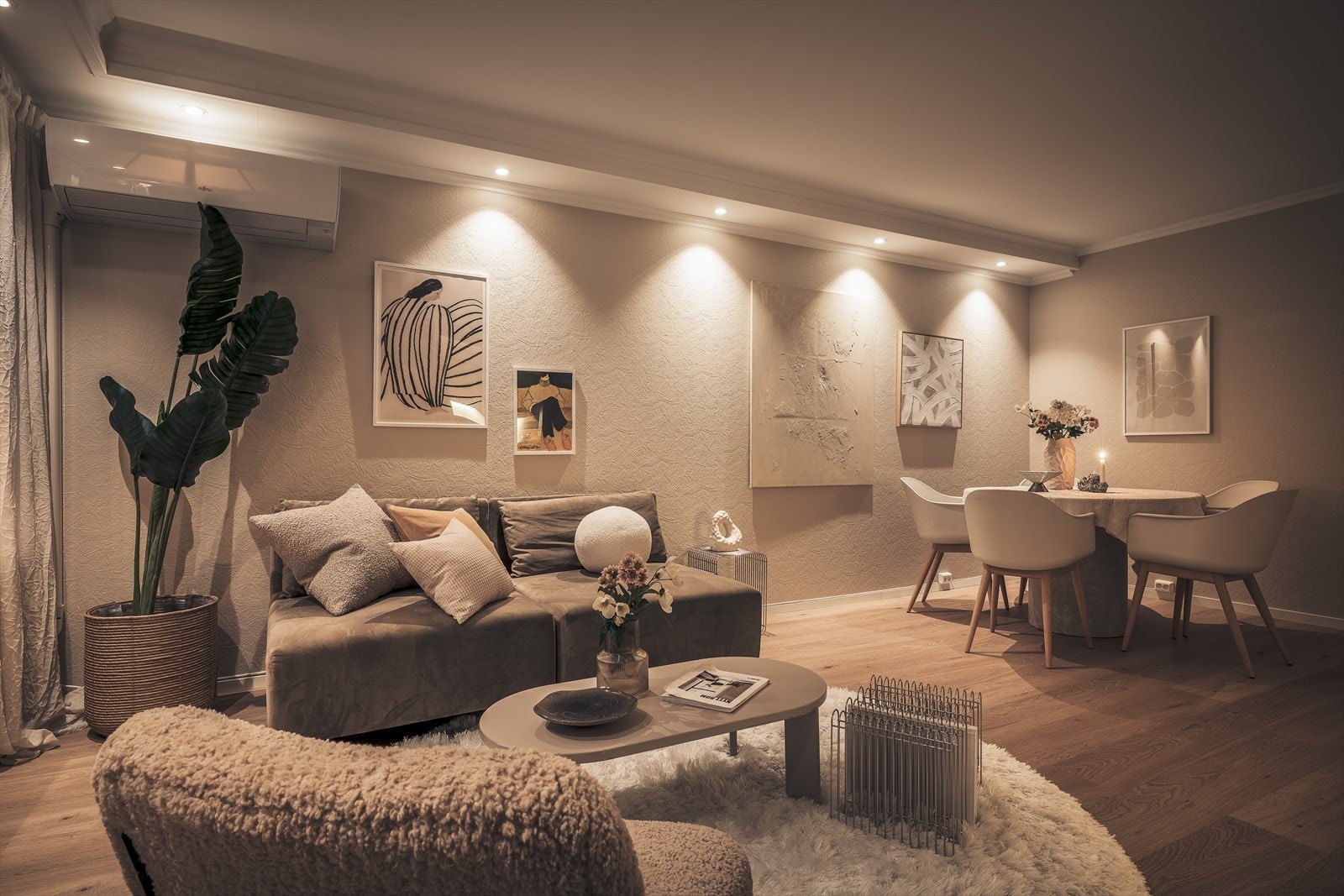 Varmepumpe i kombinasjon med varmekabler gir god varm i stuen. Galleribilde