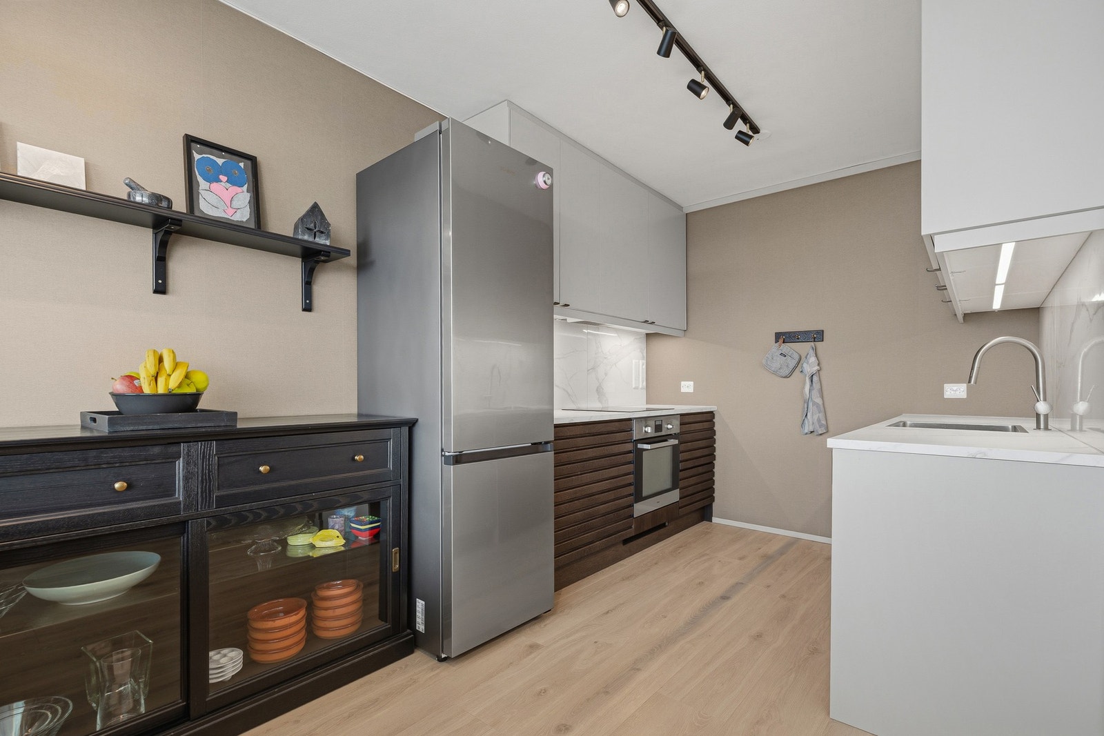 Helt ny innredning med integrert stekeovn og platetopp. Tidligere var det dør inn til vaskerom på endeveggen Galleribilde