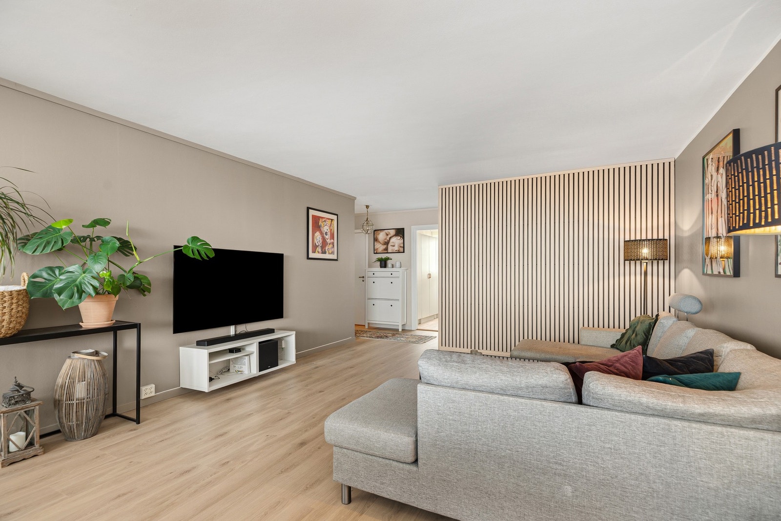 Hele leiligheten har blitt pusset opp den siste tiden med nye gulv og stort sett alle overflater Galleribilde