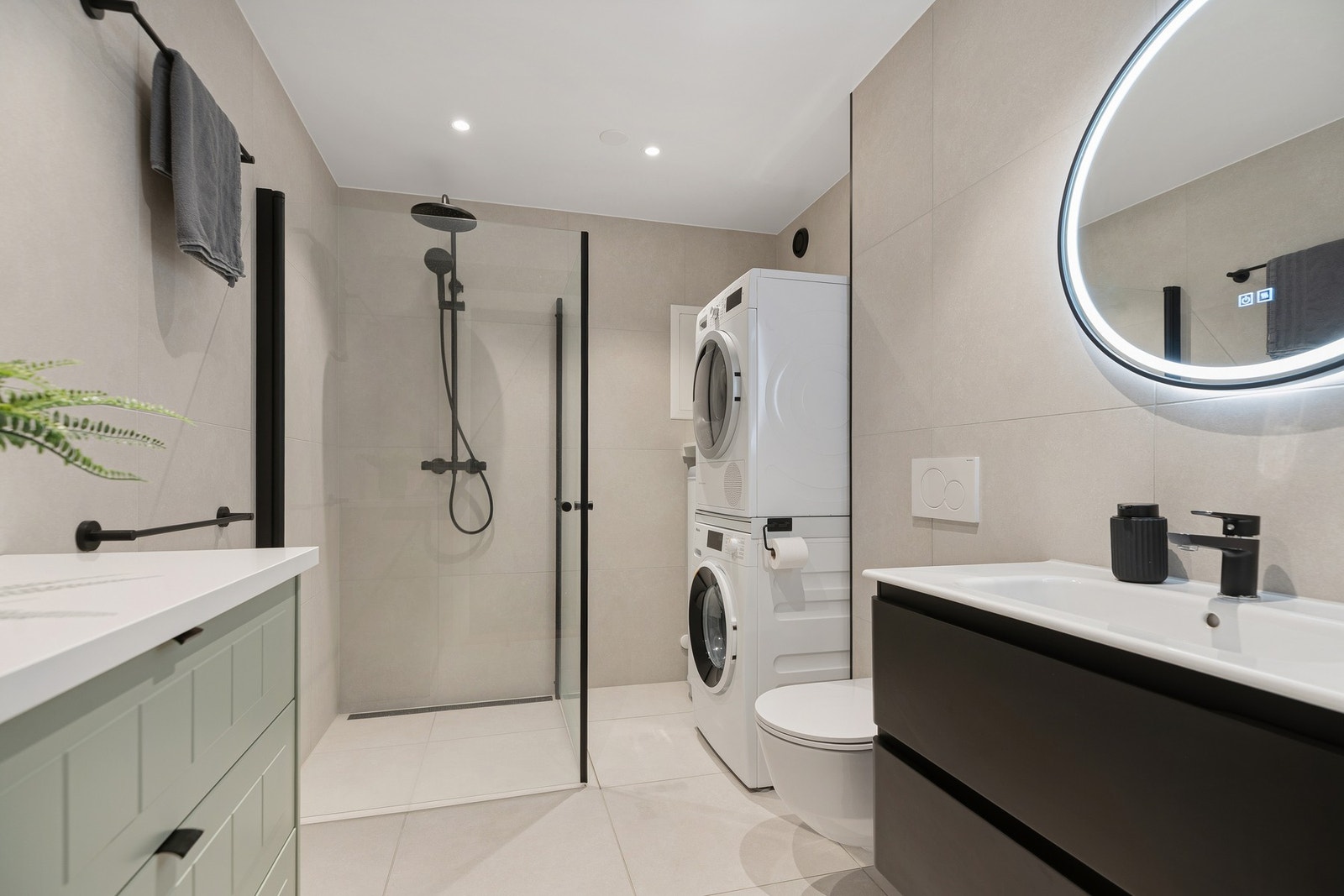 Rålekkert, nytt bad fra 2024 med flotte 60x60-fliser på gulv og vegger og innredning med sorte detaljer Galleribilde