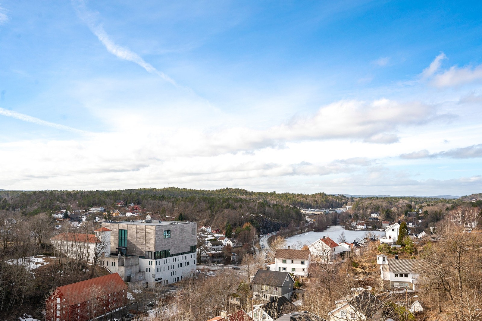 Verandaen ligger vendt mot vest og med sin høytliggende plassering er solforholdene upåklagelige Galleribilde