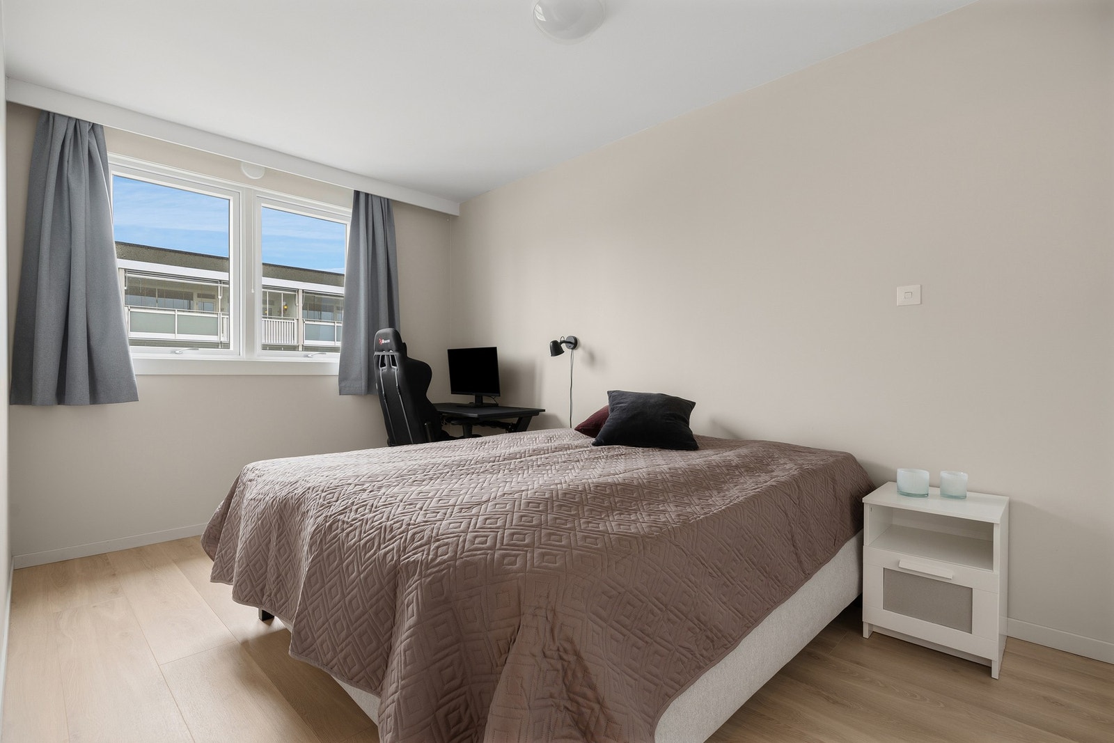 Dette soverommet er det største i boligen med plass til både dobbeltseng og skrivebord i tillegg til flere garderobeskap Galleribilde