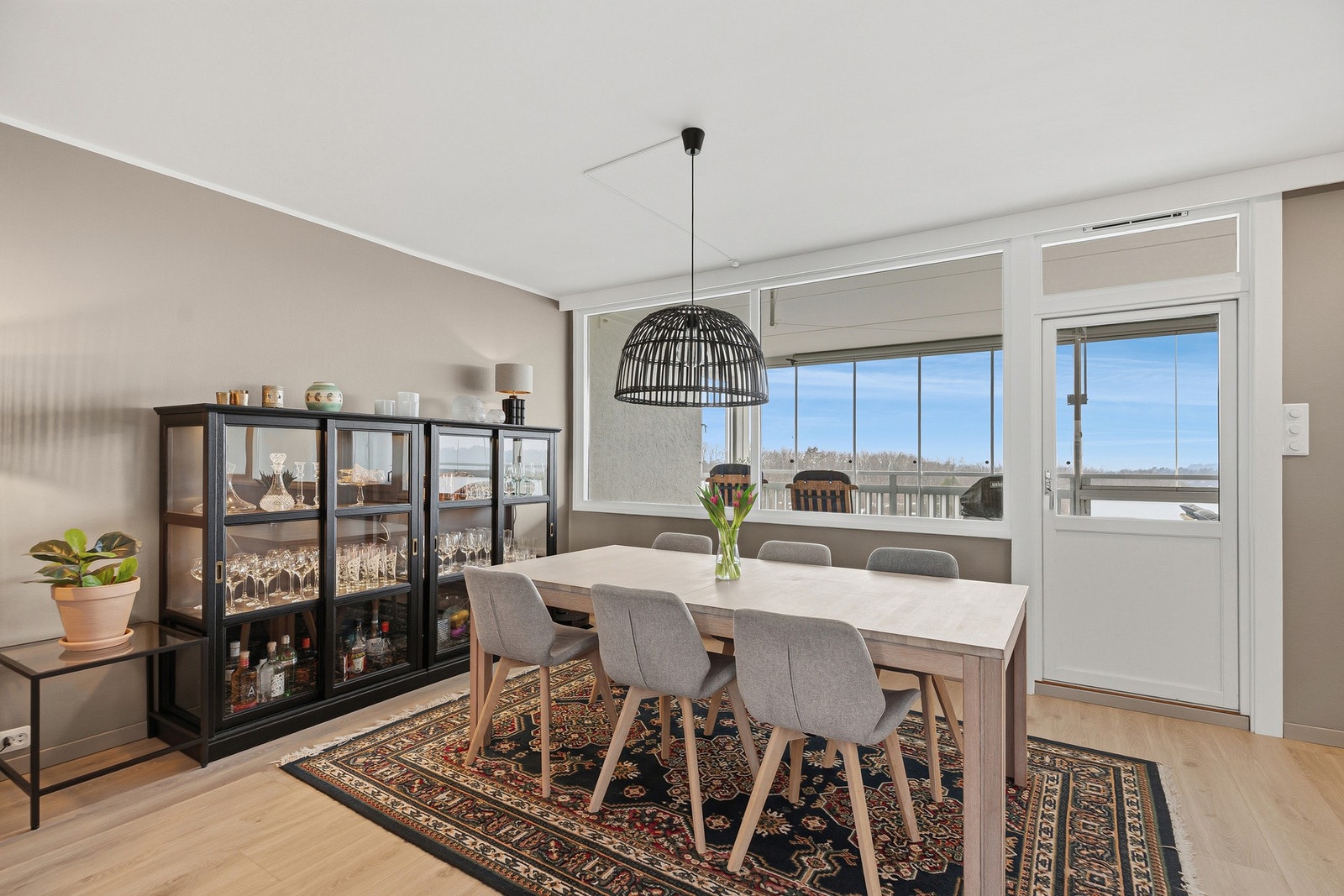 Naturlig plassering for stort spisebord ved vinduene Galleribilde