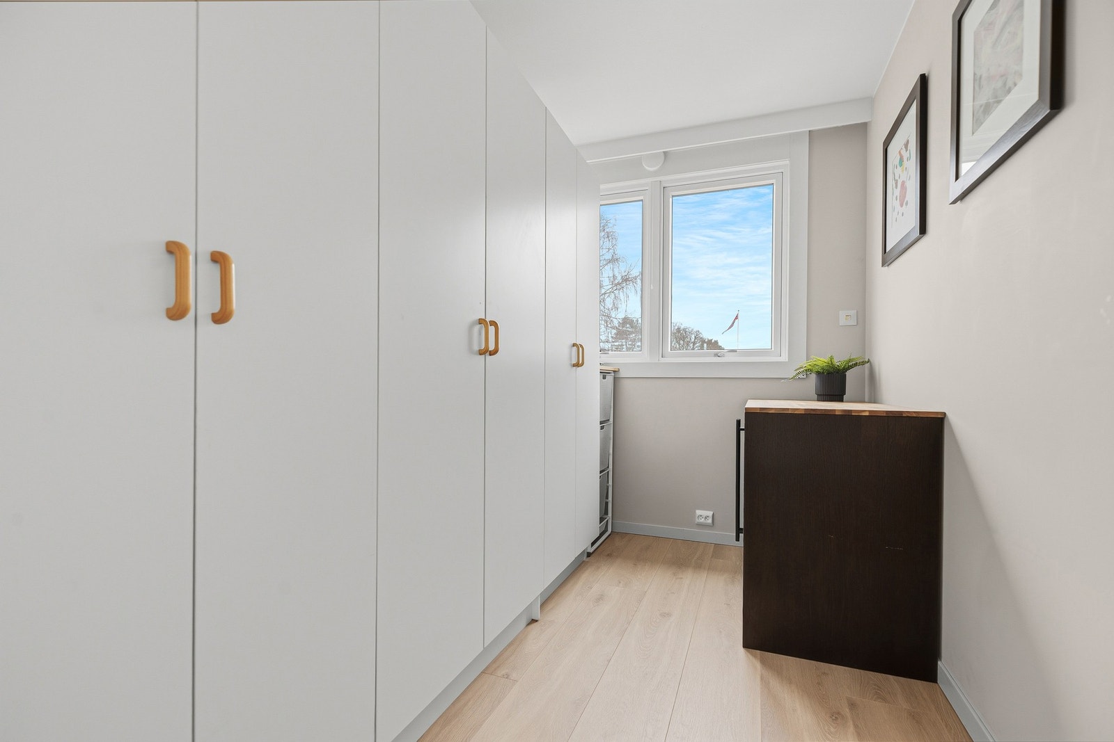 Soverom 4 er i dag benyttet til garderobe og oppbevaring Galleribilde