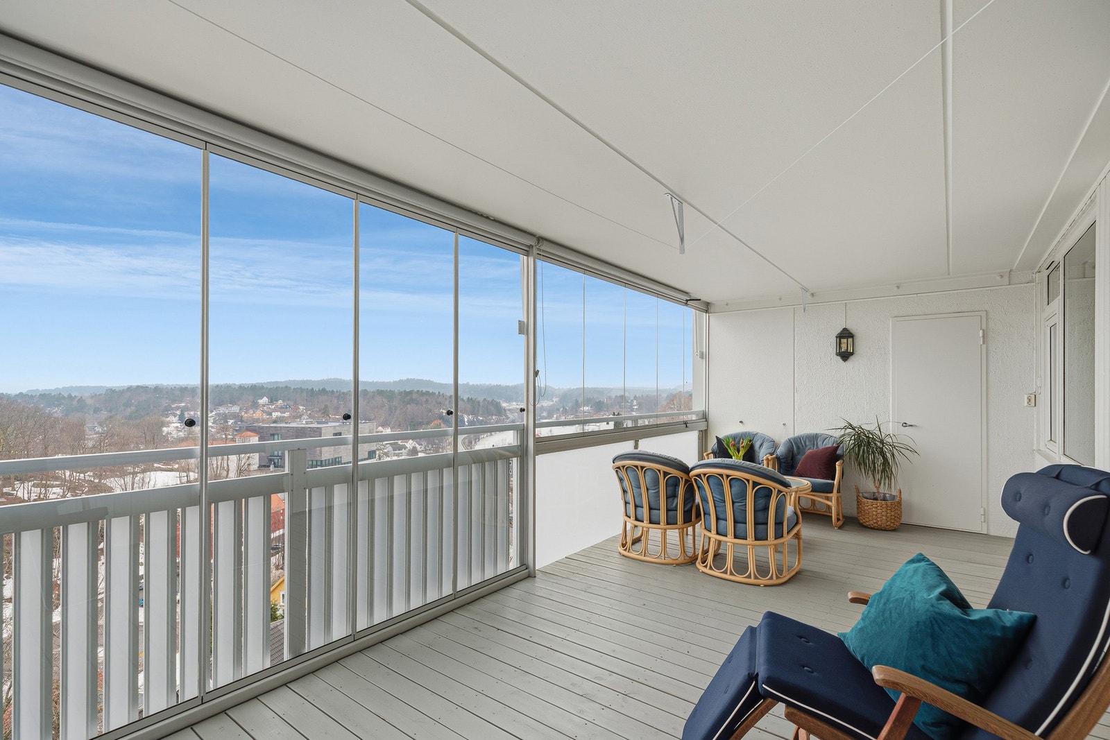 Leiligheten har en stor, inneglasset veranda som gir fantastisk panoramautsikt. Her er det også en utvendig bod Galleribilde