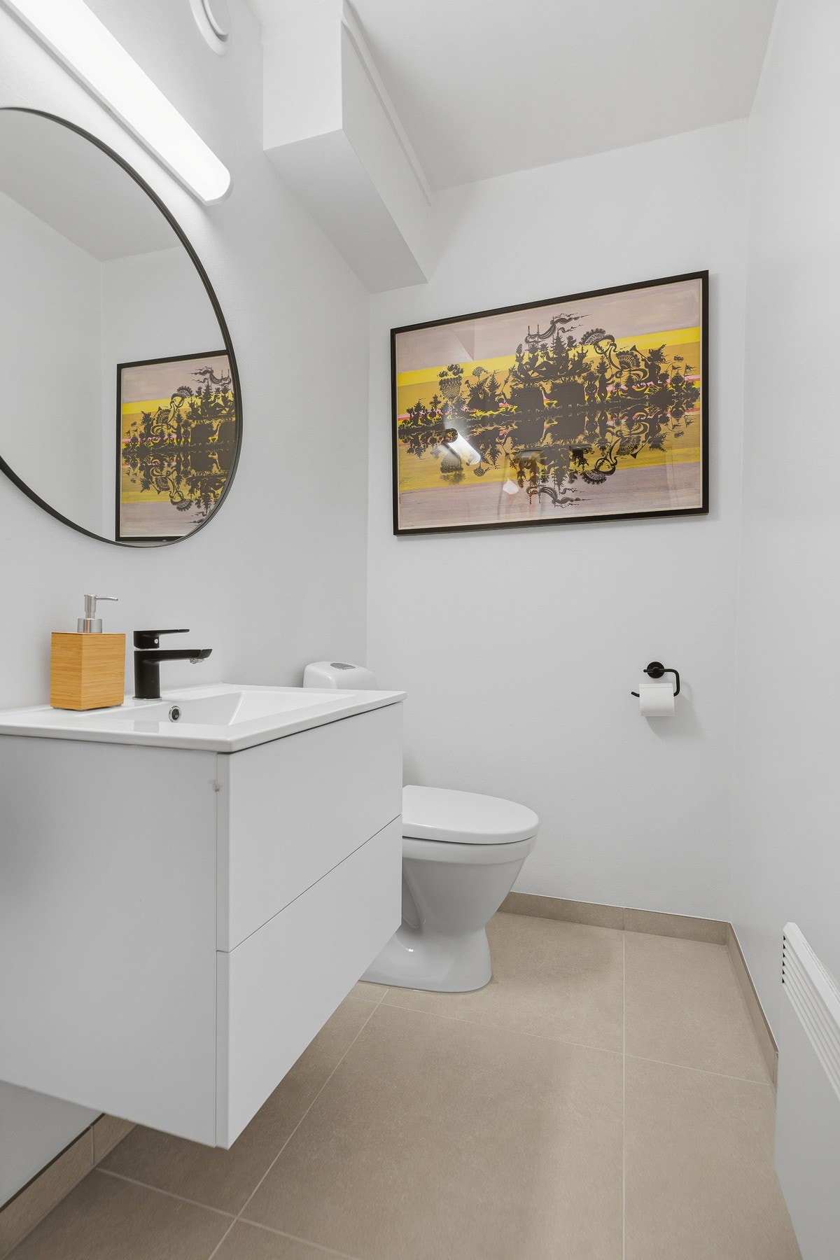 I tillegg til badet er det et eget gjestetoalett. Også dette pusset opp med fliser på gulv, nye flater og innredning Galleribilde