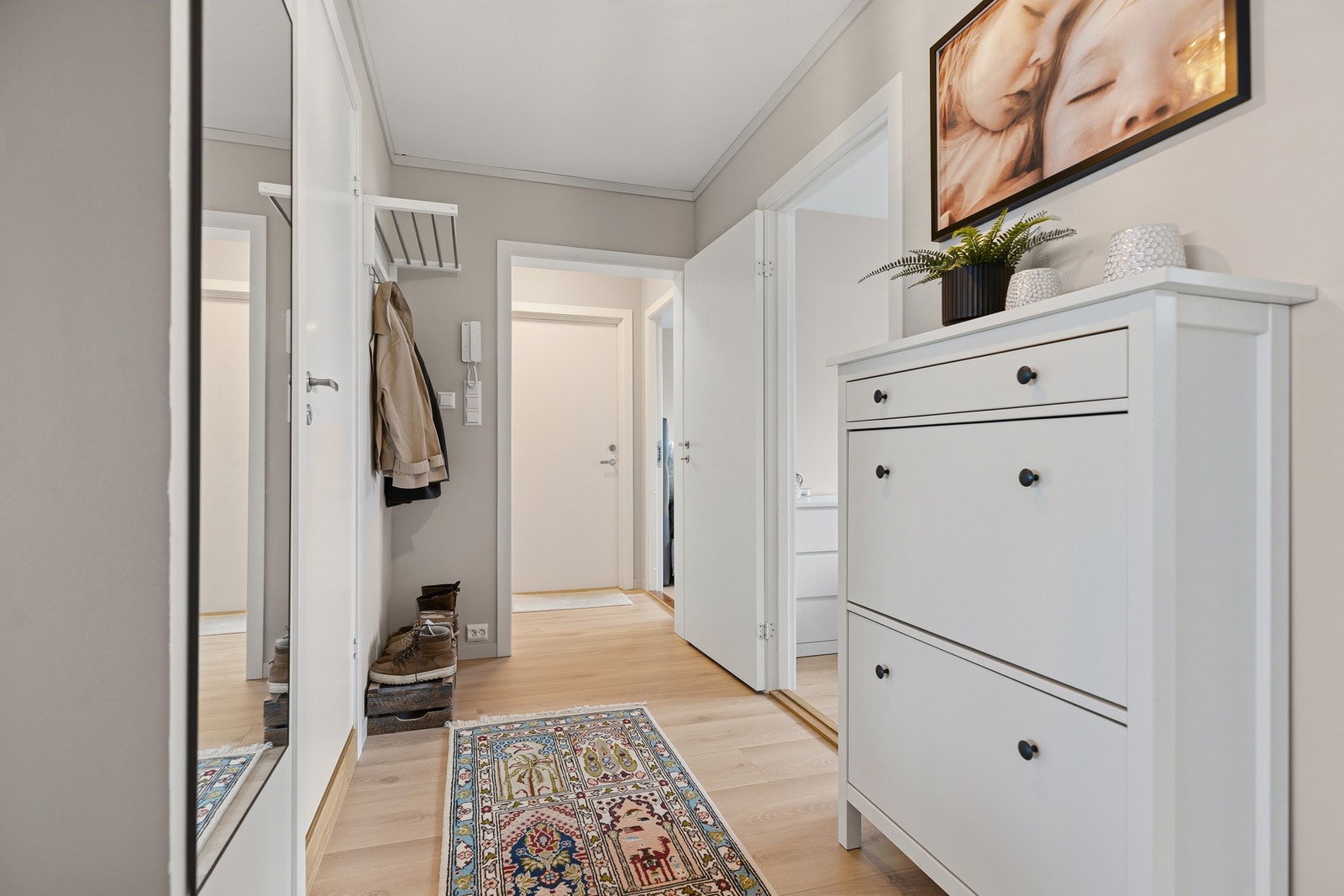 Plass til oppheng og sko i gangen. Det er også to boder ett nivå ned fra inngangspartiet Galleribilde