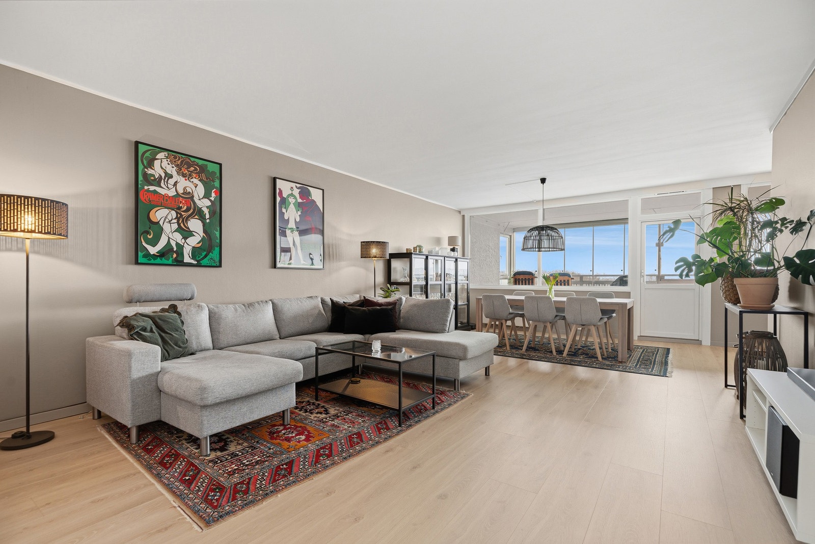 Velkommen til denne lekre topp- og hjørneleiligheten i Bratthenget 27A! Galleribilde