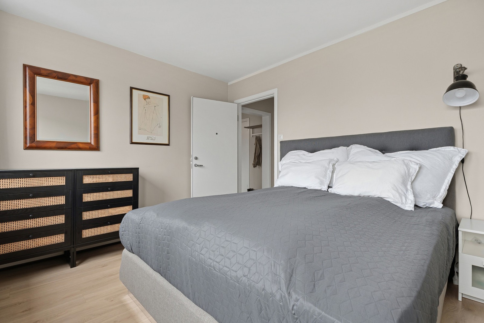 Luftig soverom med god plass til dobbeltseng og garderobeløsning Galleribilde