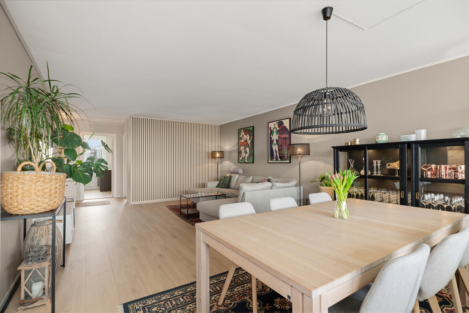 Tv og internett er inkludert i felleskostnadene, i tillegg til bl.a kommunale avgifter med eiendomsskatt og renovasjon Galleribilde