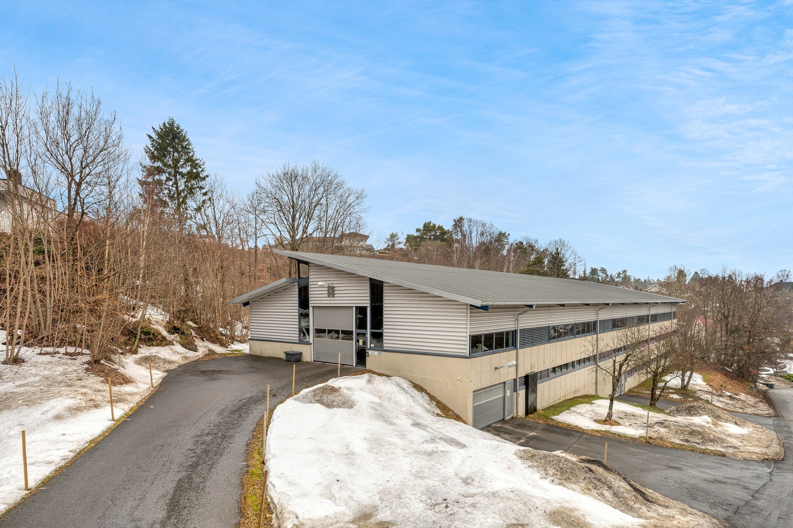 Tilhørende garasjeplass ca 150 meter unna bygget. Det er gjesteparkering i tillegg, samt avlessingsplass rett utenfor døren Galleribilde