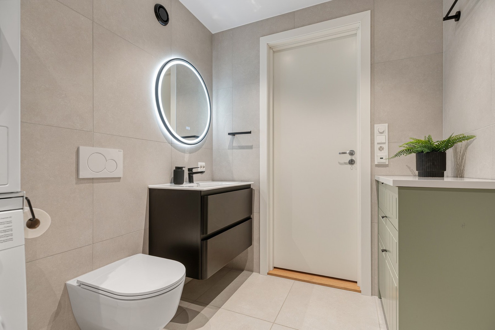 Det ble åpnet opp mellom tidligere bad og vaskerom for å få et bad av god størrelse Galleribilde