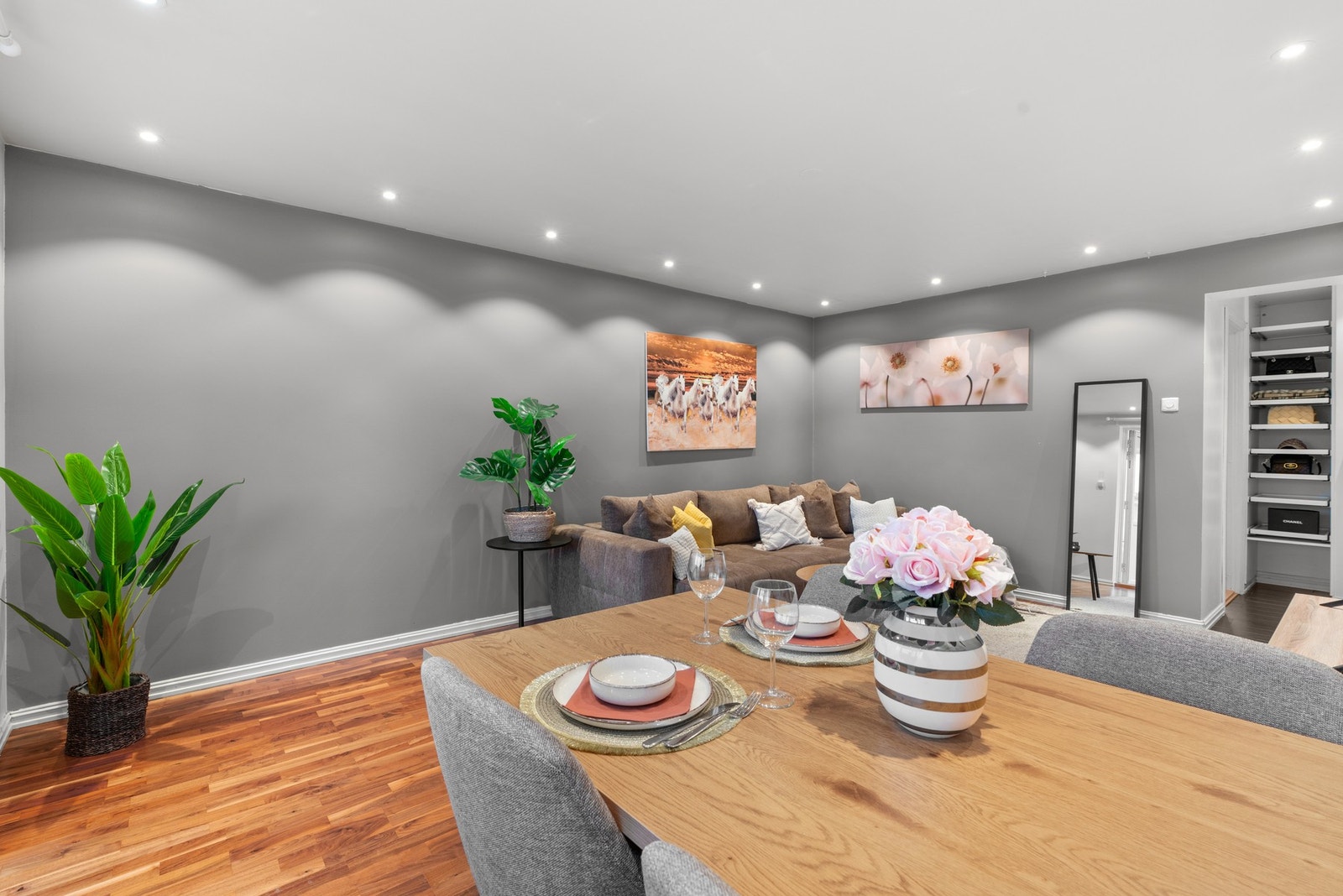 De glatte, malte veggene i lyse toner og et slitesterkt laminatgulv gir et nøytralt utgangspunkt for ulike innredningsstiler. Galleribilde