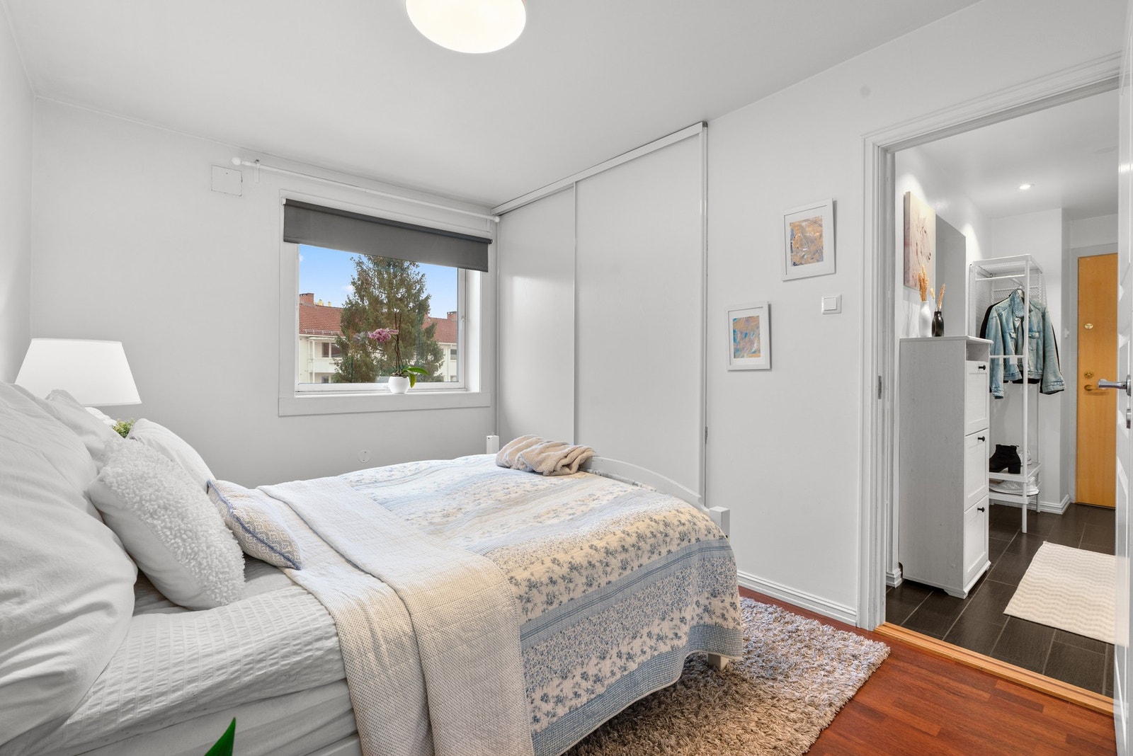 Rommet har lysinnslipp fra vinduet, som bidrar til en lys og trivelig atmosfære. Galleribilde