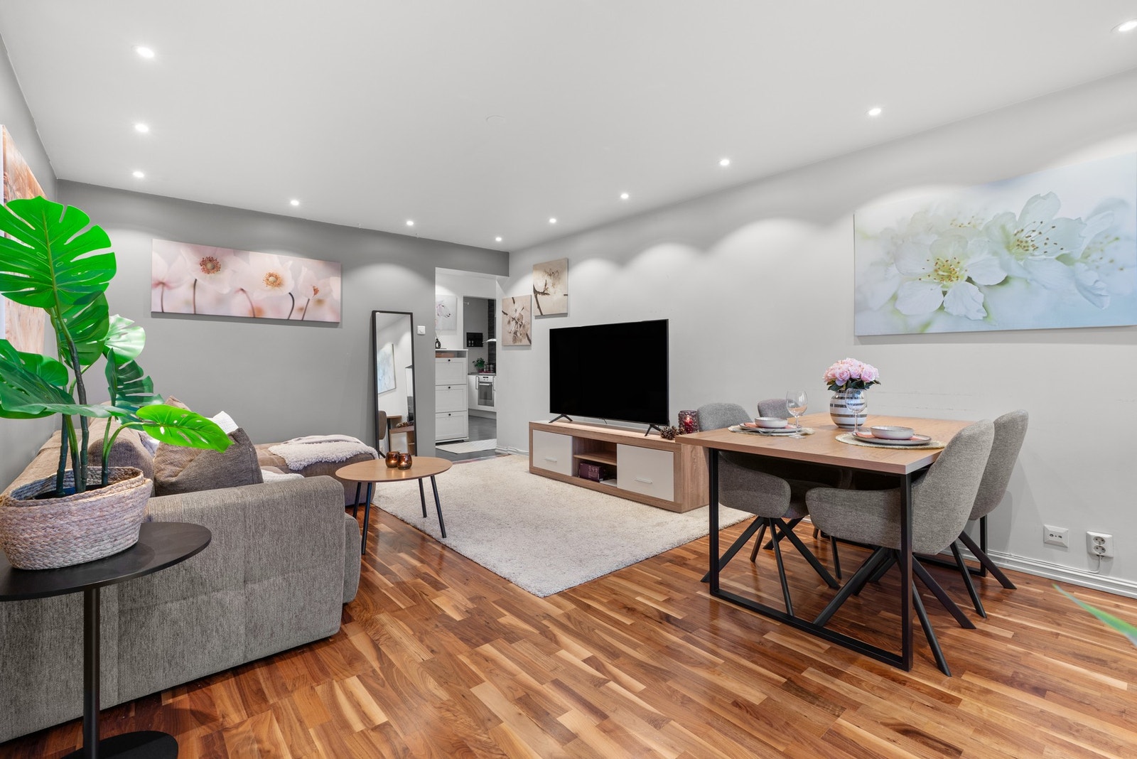 Takhøyden på 2,41 meter bidrar til en luftig romfølelse. Galleribilde