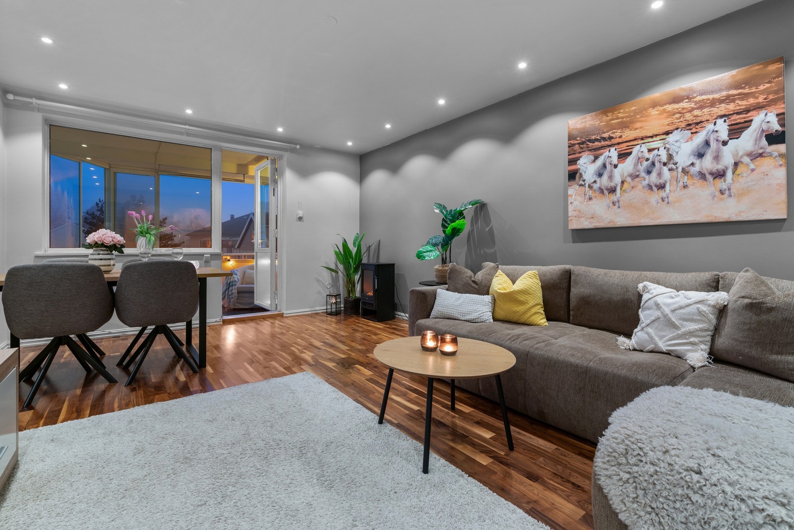 Gjennomgående 2-roms endeleilighet med vestvendt innglasset balkong med gode solforhold og flott beliggenhet i 4-etasje. Galleribilde