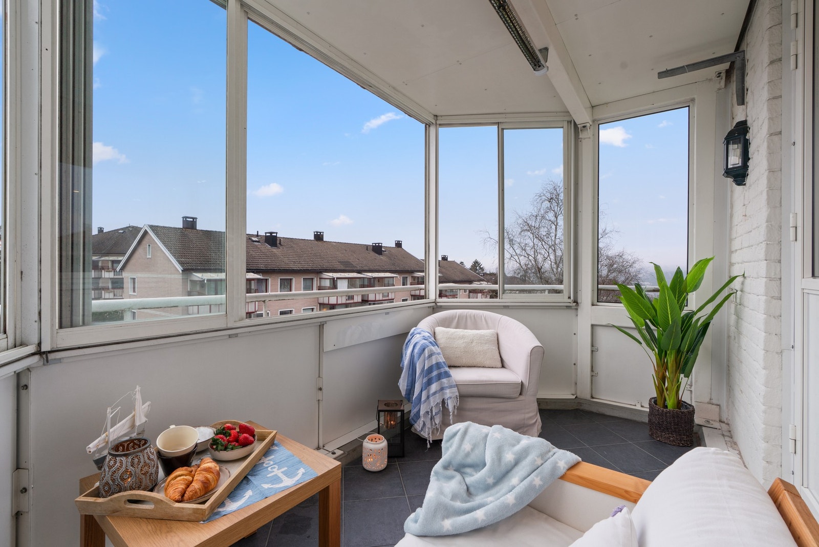 Balkongen tilbyr gode solforhold og kan være en forlengelse av stuen på varmere dager. Galleribilde