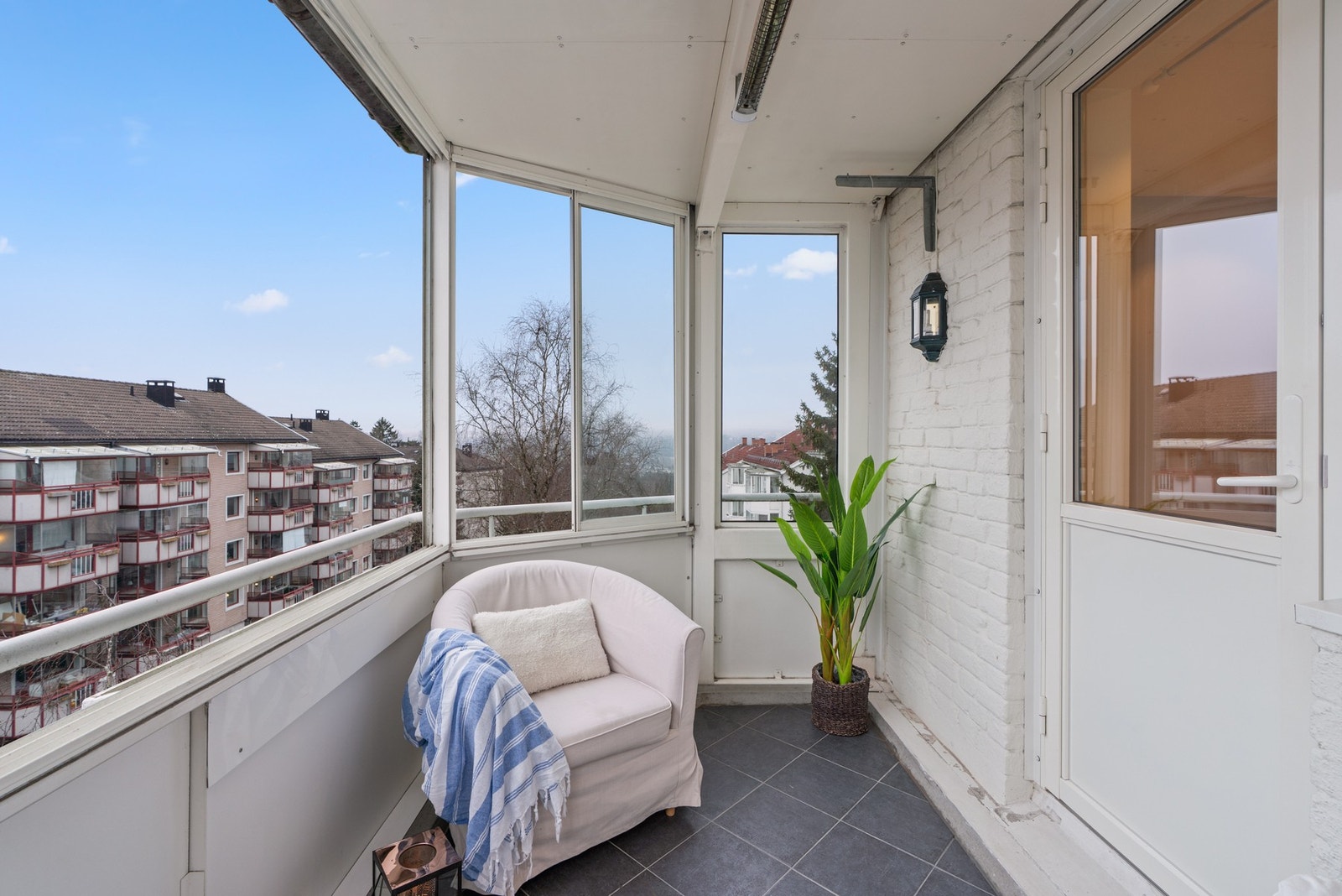 To kjellerboder på henholdsvis cirka 3 m² og 2 m². Bodene gir gode muligheter for oppbevaring av eiendeler utenfor leiligheten. Galleribilde