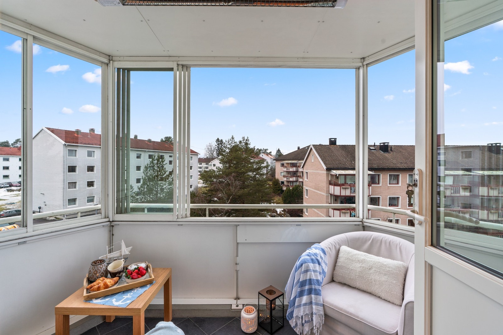 Balkongen er innglasset og har et flislagt gulv, noe som gjør den enkel å holde ren. Galleribilde