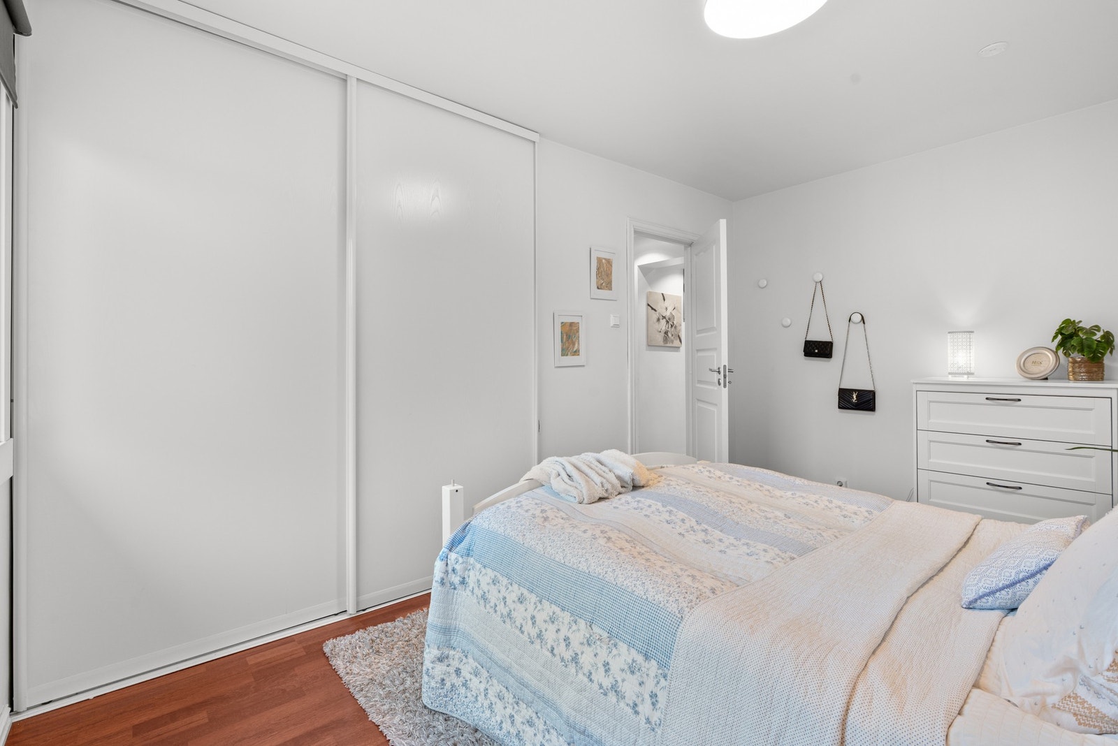 Det er utstyrt med en praktisk skyvedørsgarderobe med glatte, folierte fronter, som gir god lagringsplass uten å ta opp gulvareal. Galleribilde