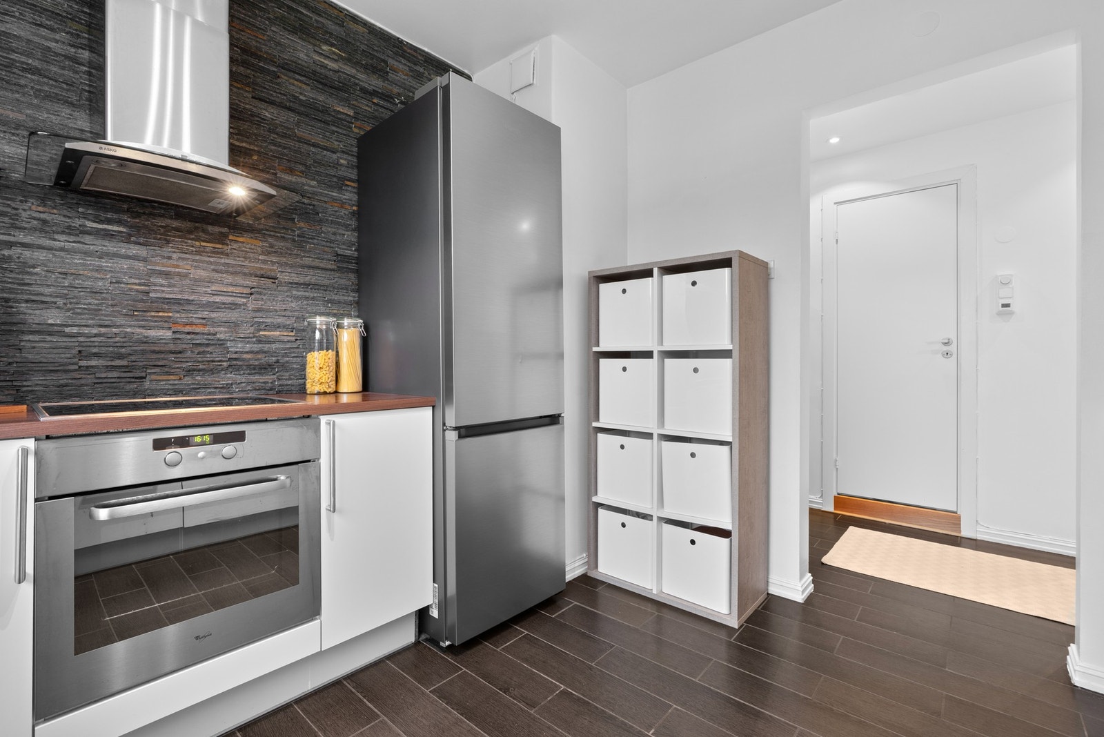 Kjøkkenet er utstyrt med en funksjonell innredning fra HTH. Galleribilde