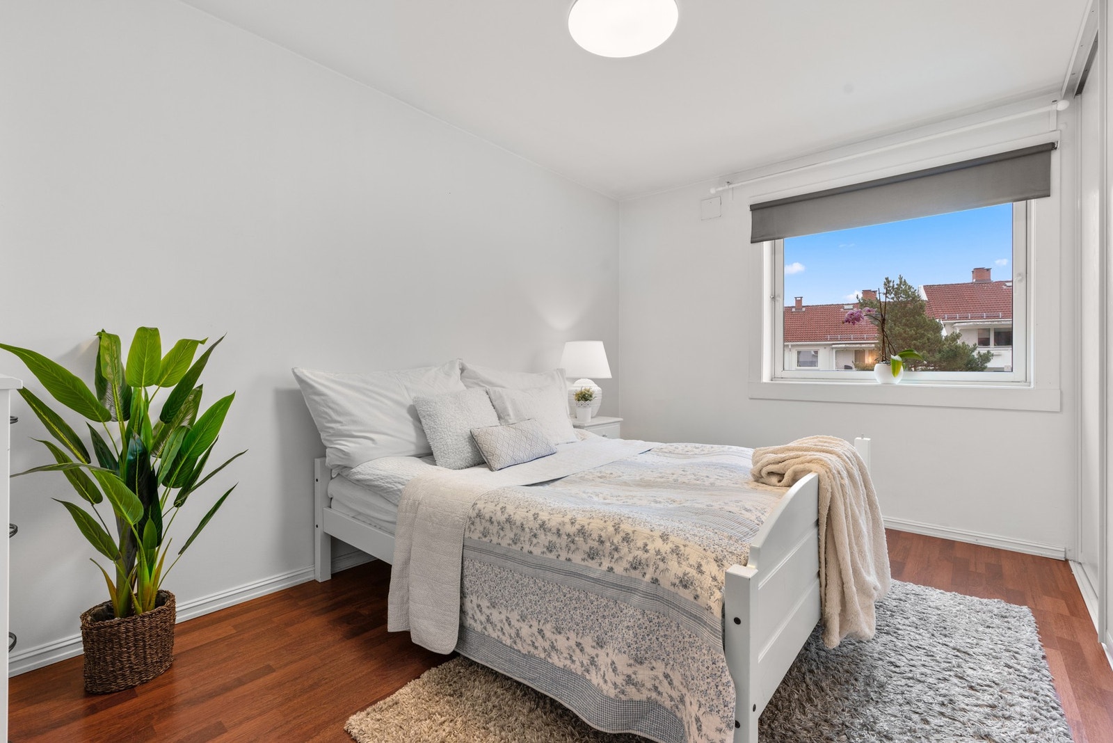 Soverommet har en romslig utforming som gir gode muligheter for møblering og oppbevaring. Galleribilde