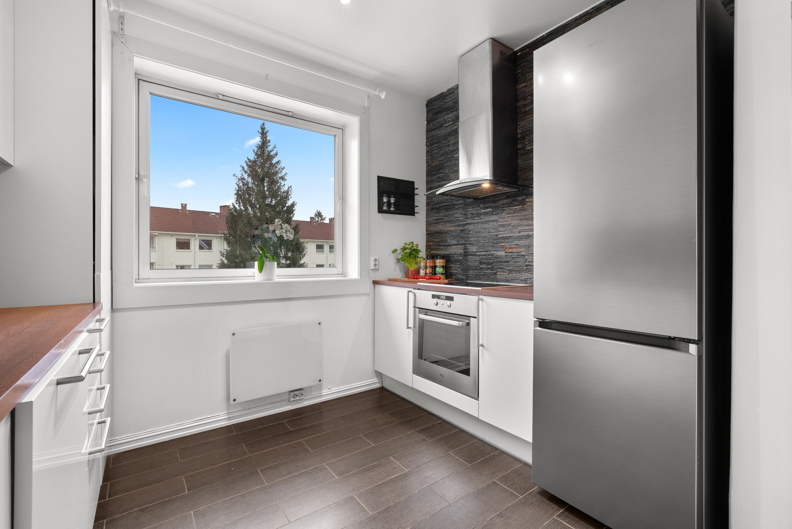 Rommet har godt med oppbevaringsplass i både over- og underskap, og det er installert lys under overskapene for bedre arbeidslys. Galleribilde