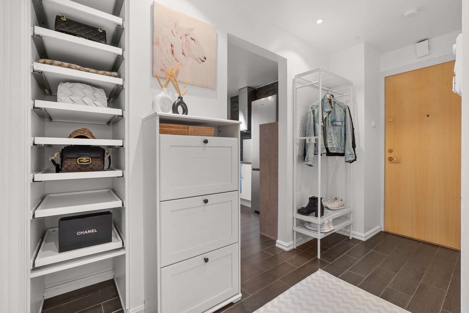 Rommets størrelse gir mulighet for plassering av oppbevaringsløsninger som skohyller eller mindre skap. Galleribilde