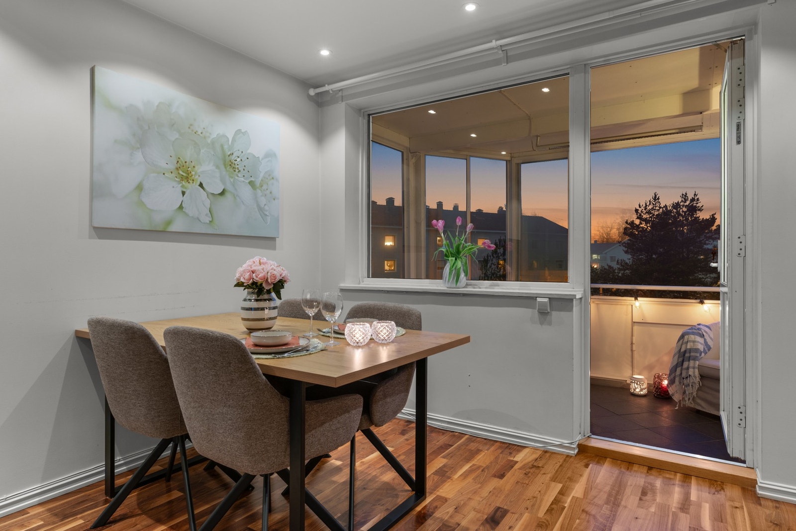 Utsikt fra middagsbordet. Galleribilde