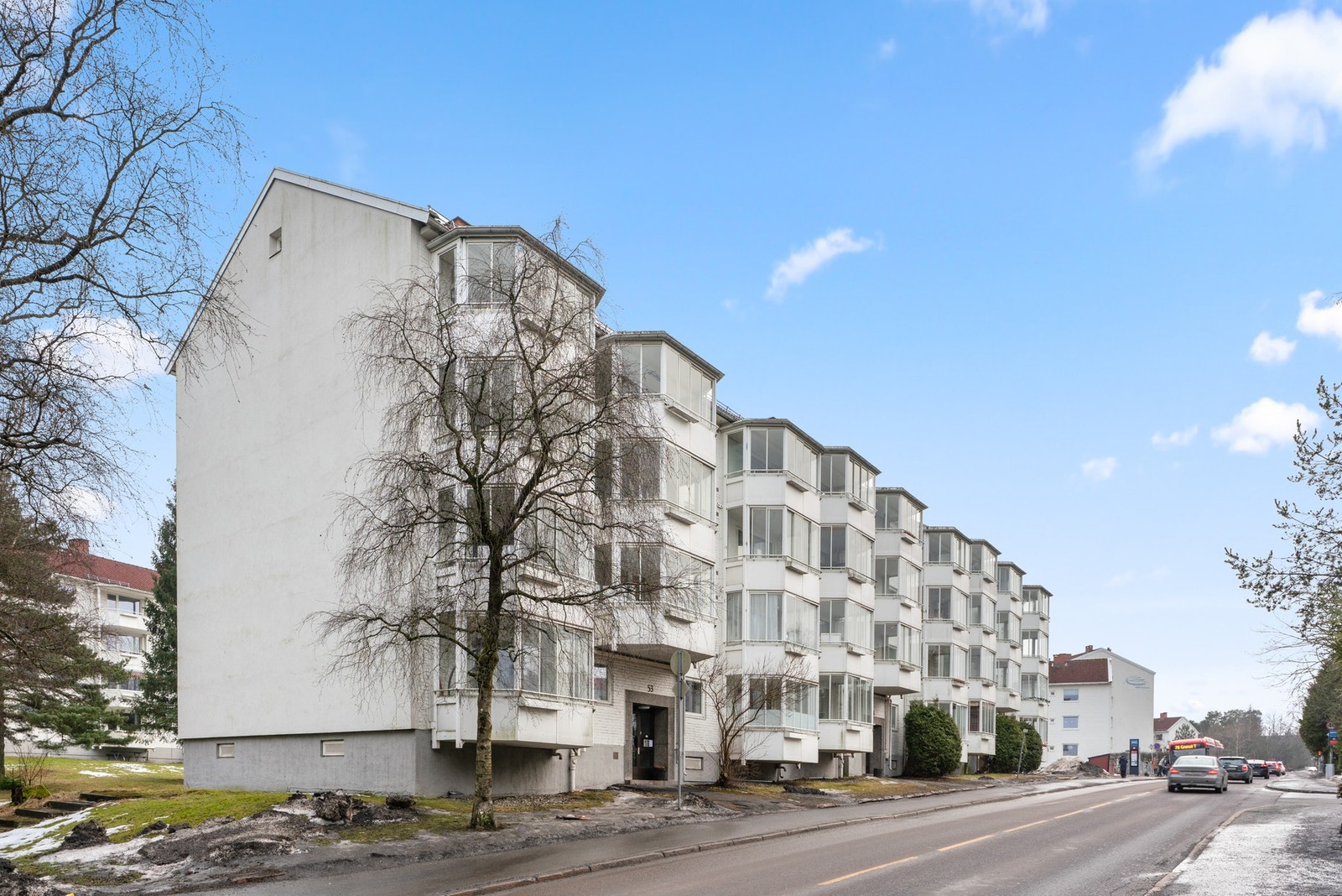 Balkongen er vestvendt og utstyrt med et rekkverk i stål/aluminium med glassfelt. Galleribilde