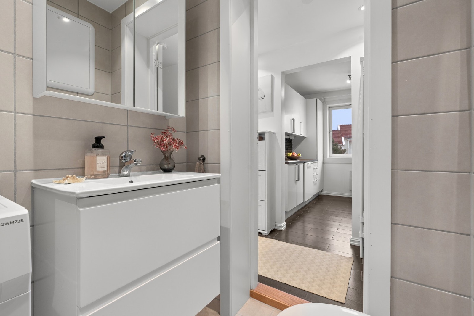 Flislagt gulv med varmekabler og flislagte vegger. Galleribilde